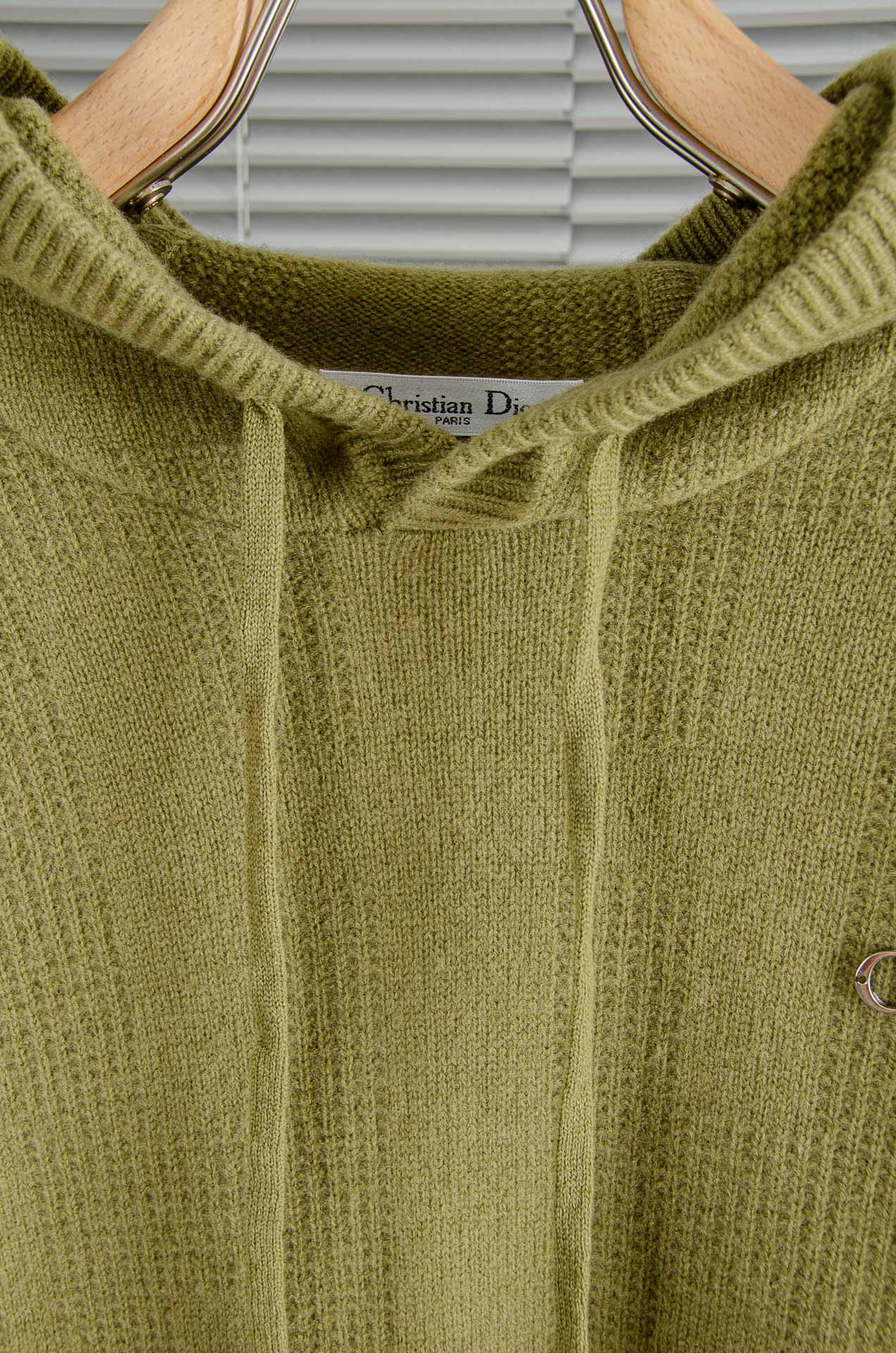 Di*or迪/奥26经典简约羊毛衫#经典羊毛衣，它以其卓越的品质和精湛的工艺，成为了众多时尚爱好者的心头