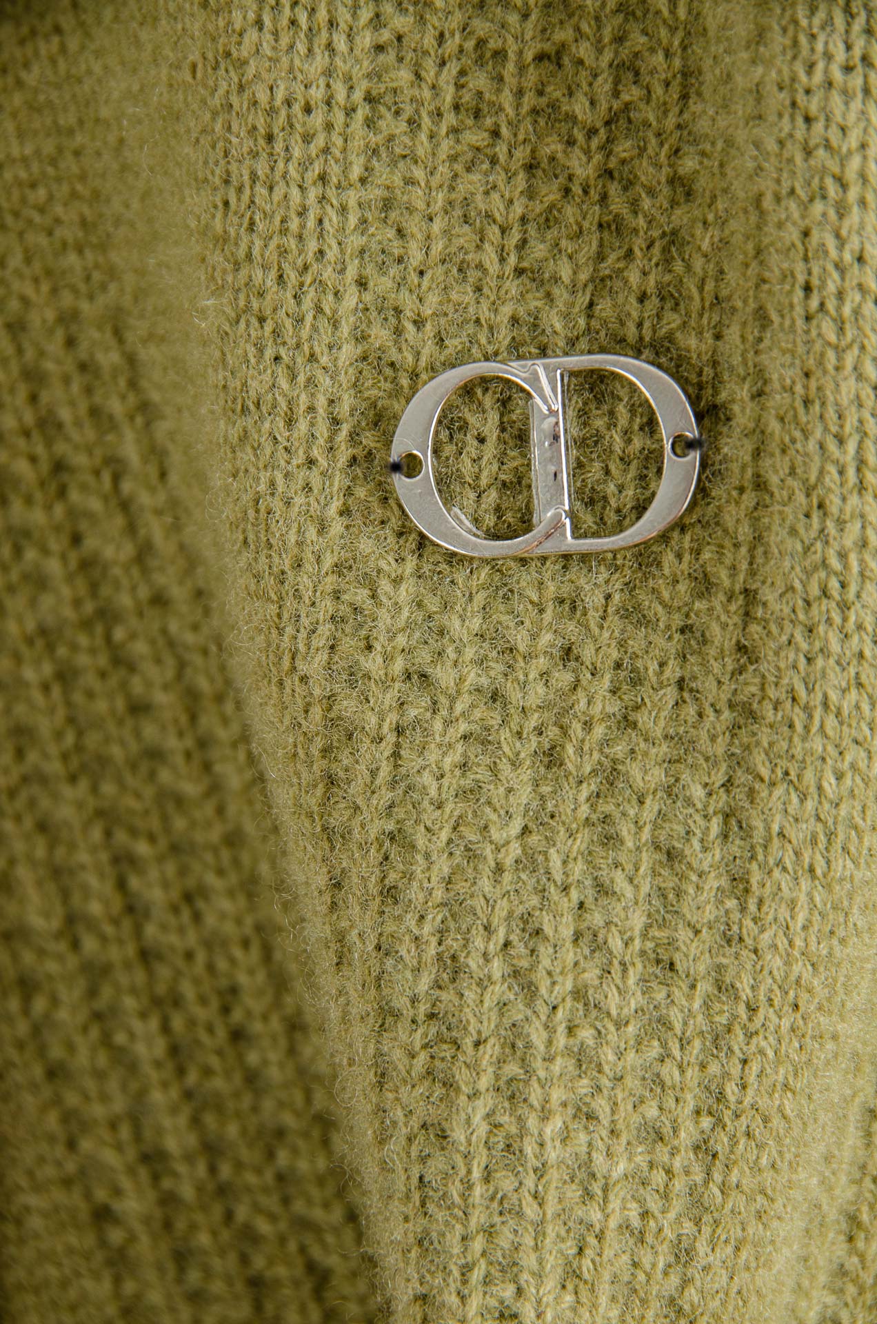 Di*or迪/奥26经典简约羊毛衫#经典羊毛衣，它以其卓越的品质和精湛的工艺，成为了众多时尚爱好者的心头