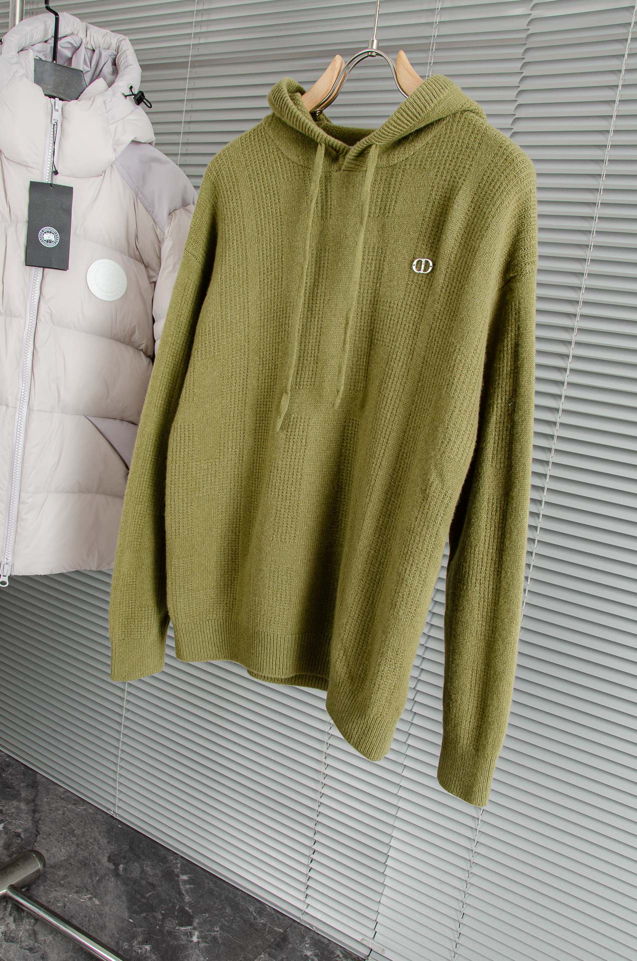 Di*or迪/奥26经典简约羊毛衫#经典羊毛衣，它以其卓越的品质和精湛的工艺，成为了众多时尚爱好者的心头