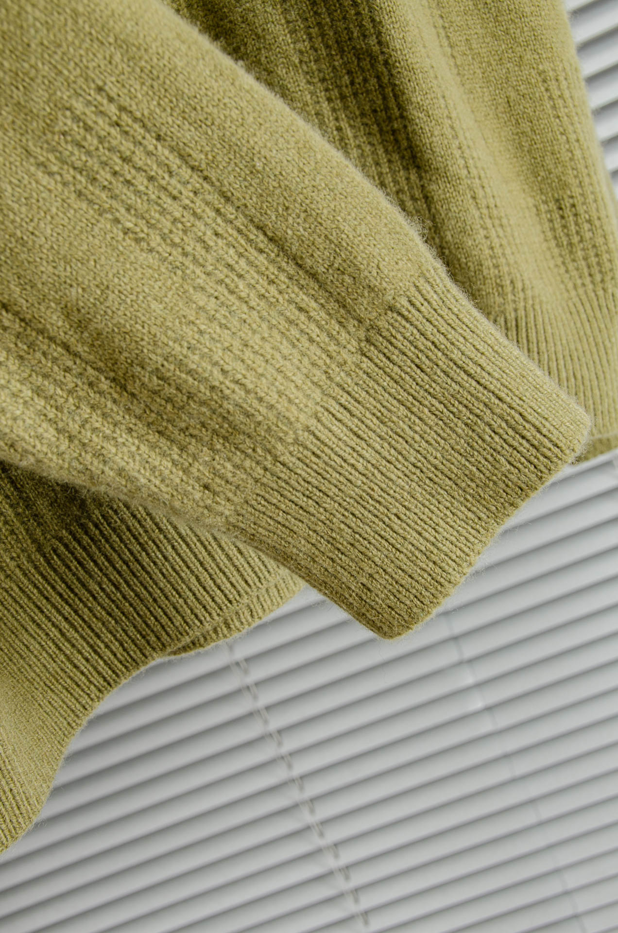 Di*or迪/奥26经典简约羊毛衫#经典羊毛衣，它以其卓越的品质和精湛的工艺，成为了众多时尚爱好者的心头