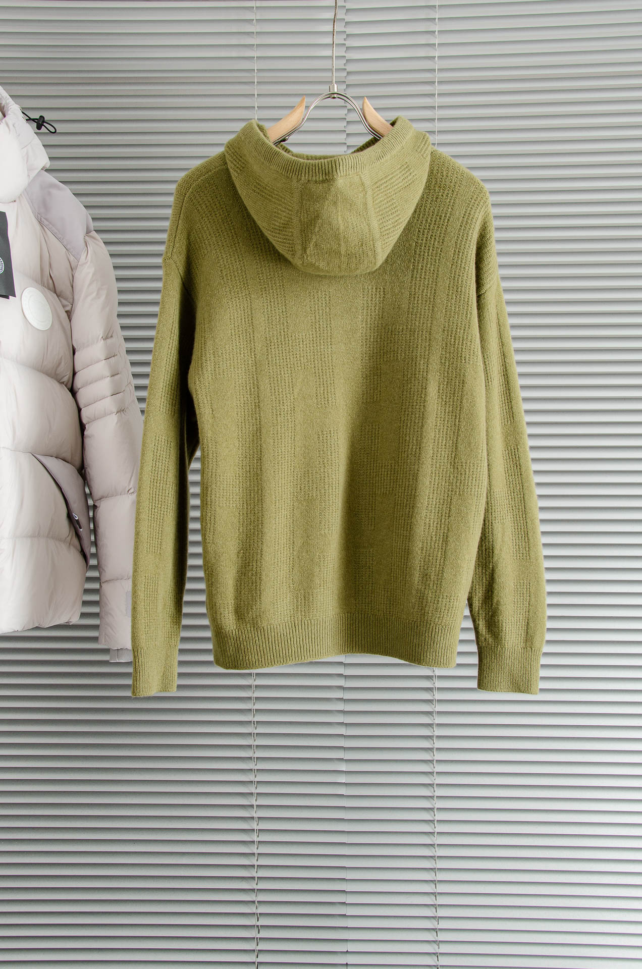 Di*or迪/奥26经典简约羊毛衫#经典羊毛衣，它以其卓越的品质和精湛的工艺，成为了众多时尚爱好者的心头