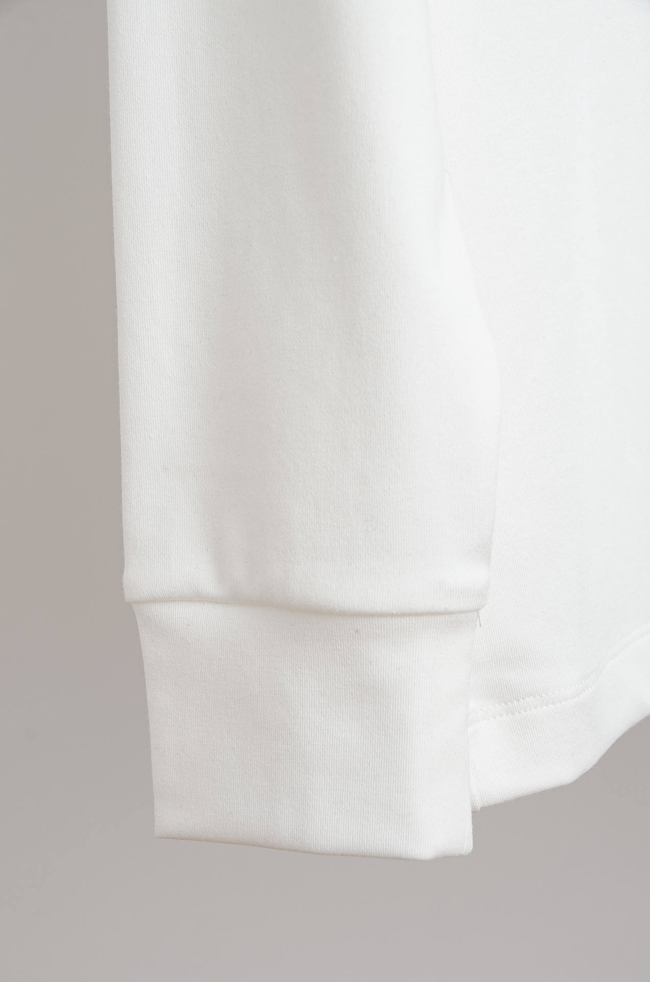 ☀️☀️ LV 26FW秋冬新款 立体刺绣男士长袖T恤衫#把重心都放在了面料上，表面清晰可见的细格肌理，