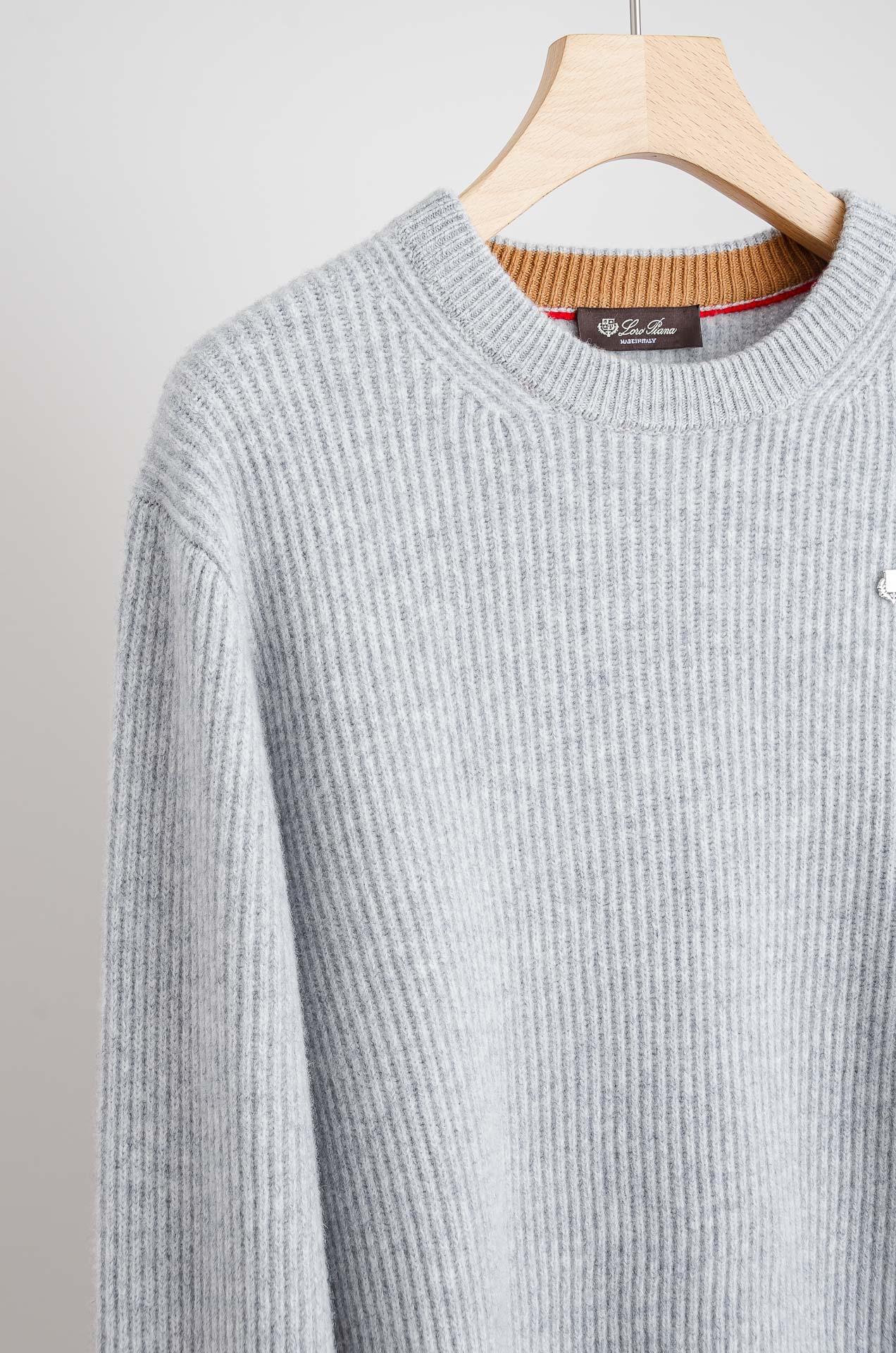 ☀️☀️lP🆕 经典简约羊毛衫#经典羊毛衣，它以其卓越的品质和精湛的工艺，成为了众多时尚爱好者的心头好。