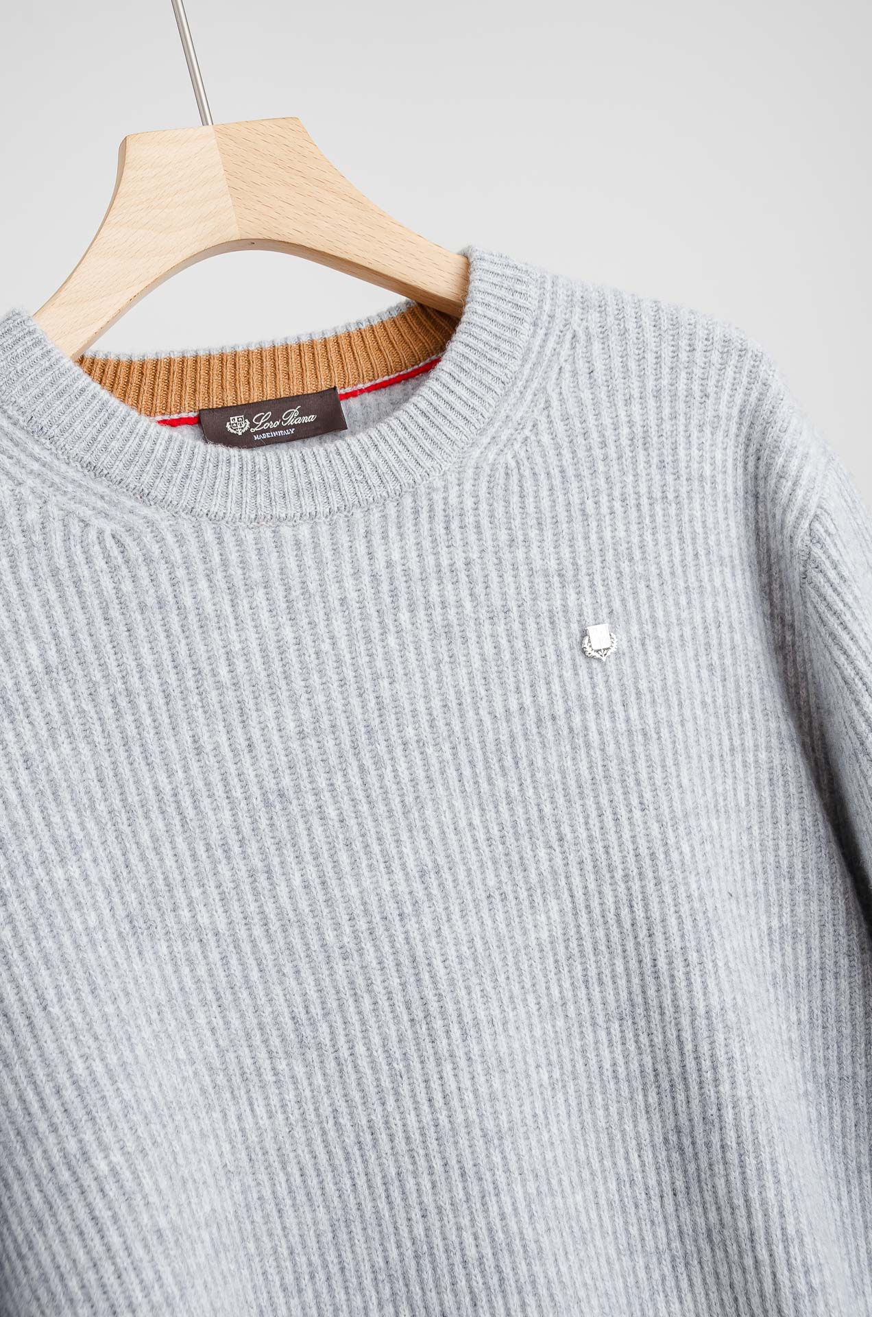 ☀️☀️lP🆕 经典简约羊毛衫#经典羊毛衣，它以其卓越的品质和精湛的工艺，成为了众多时尚爱好者的心头好。