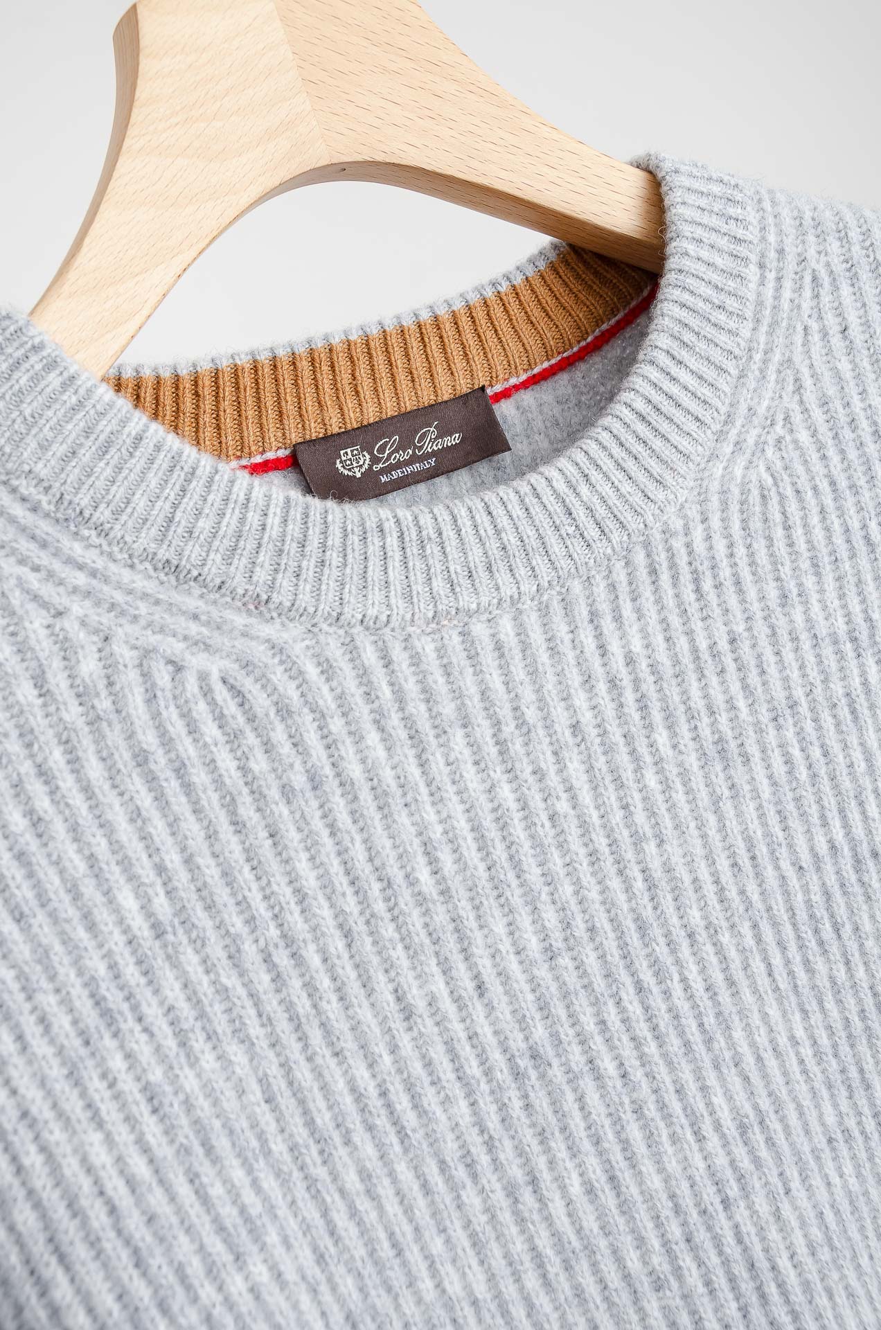 ☀️☀️lP🆕 经典简约羊毛衫#经典羊毛衣，它以其卓越的品质和精湛的工艺，成为了众多时尚爱好者的心头好。