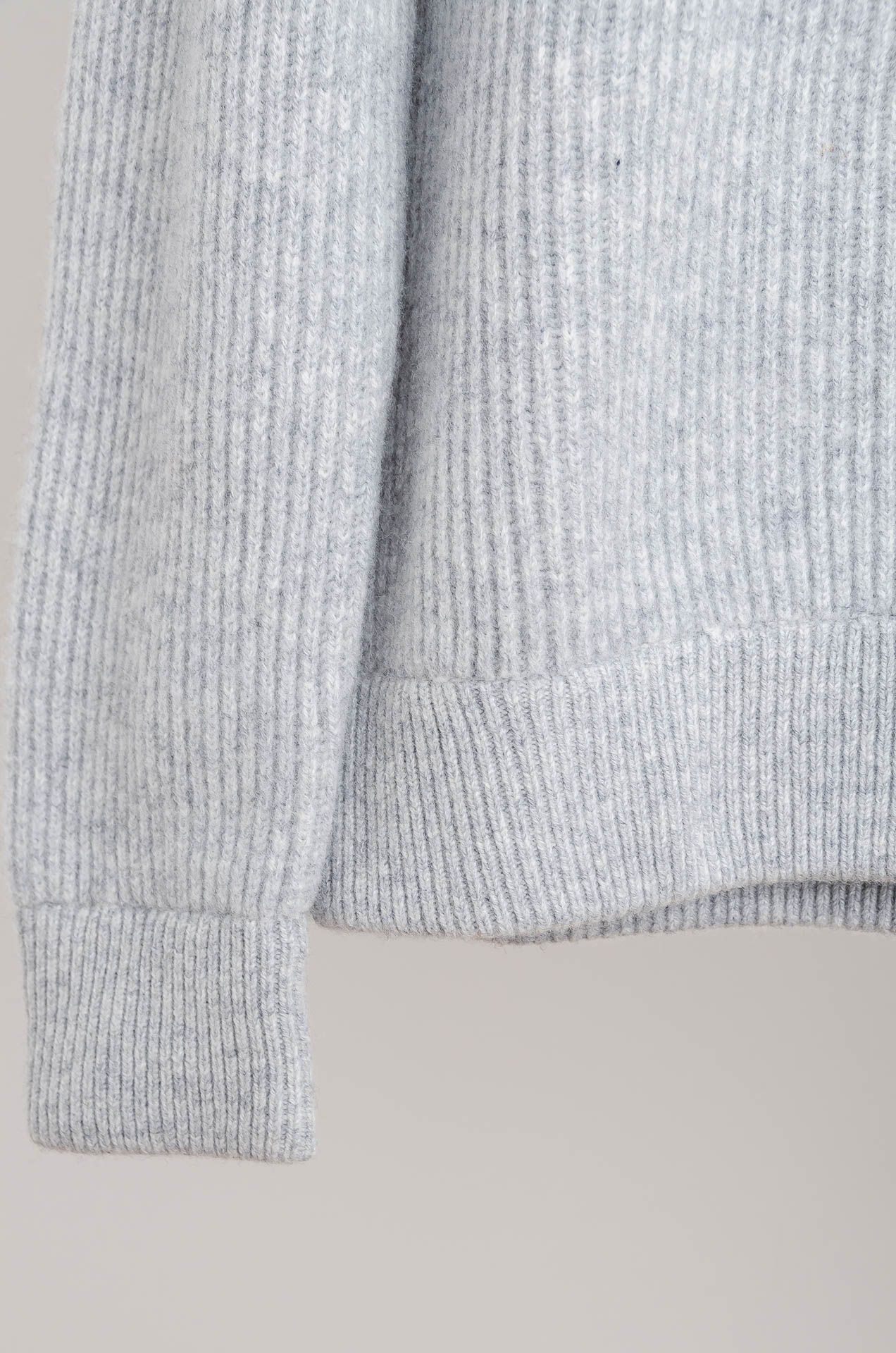 ☀️☀️lP🆕 经典简约羊毛衫#经典羊毛衣，它以其卓越的品质和精湛的工艺，成为了众多时尚爱好者的心头好。