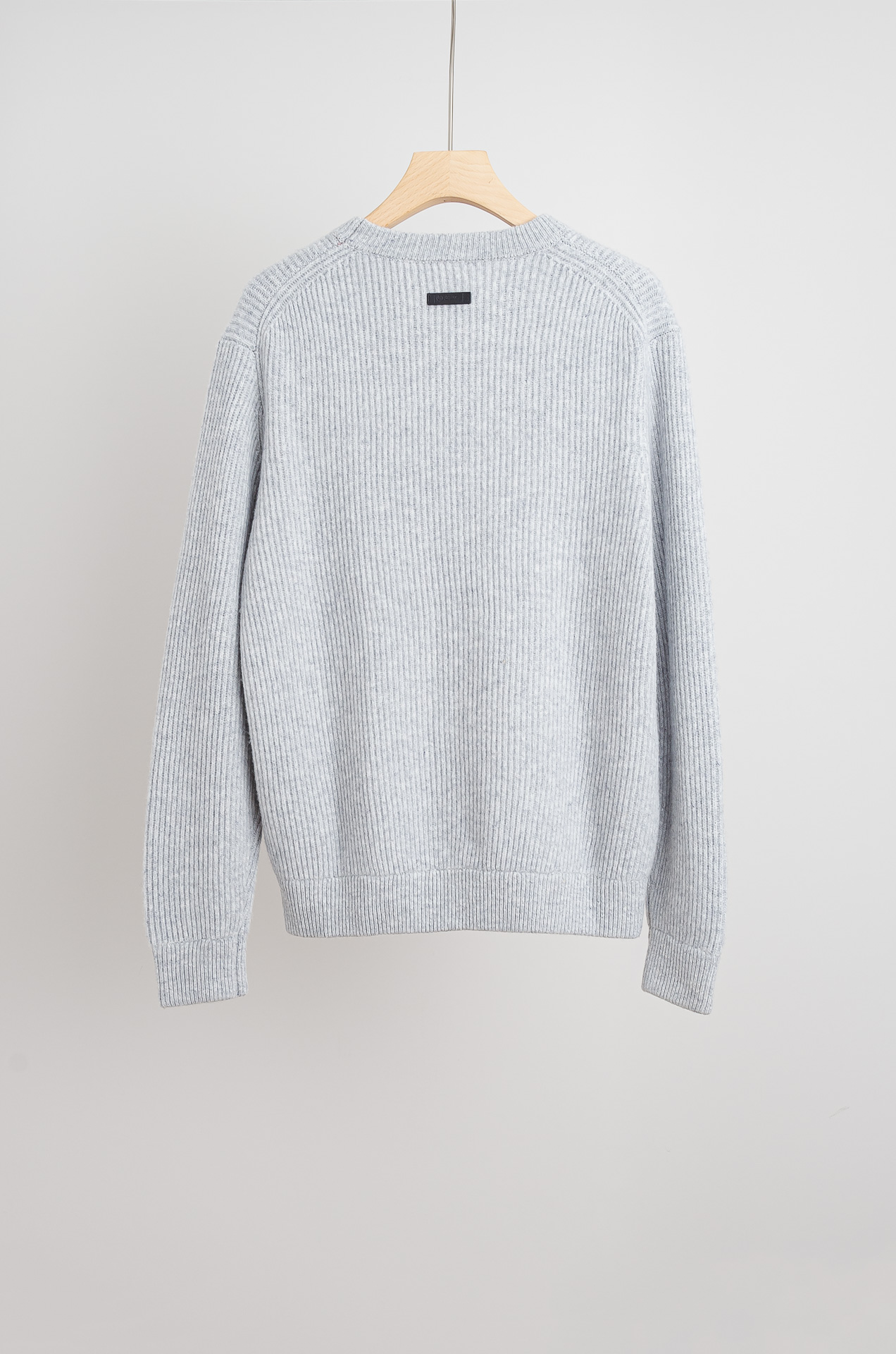 ☀️☀️lP🆕 经典简约羊毛衫#经典羊毛衣，它以其卓越的品质和精湛的工艺，成为了众多时尚爱好者的心头好。