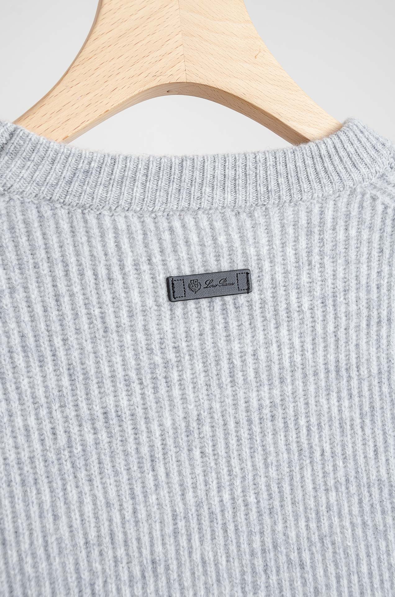 ☀️☀️lP🆕 经典简约羊毛衫#经典羊毛衣，它以其卓越的品质和精湛的工艺，成为了众多时尚爱好者的心头好。