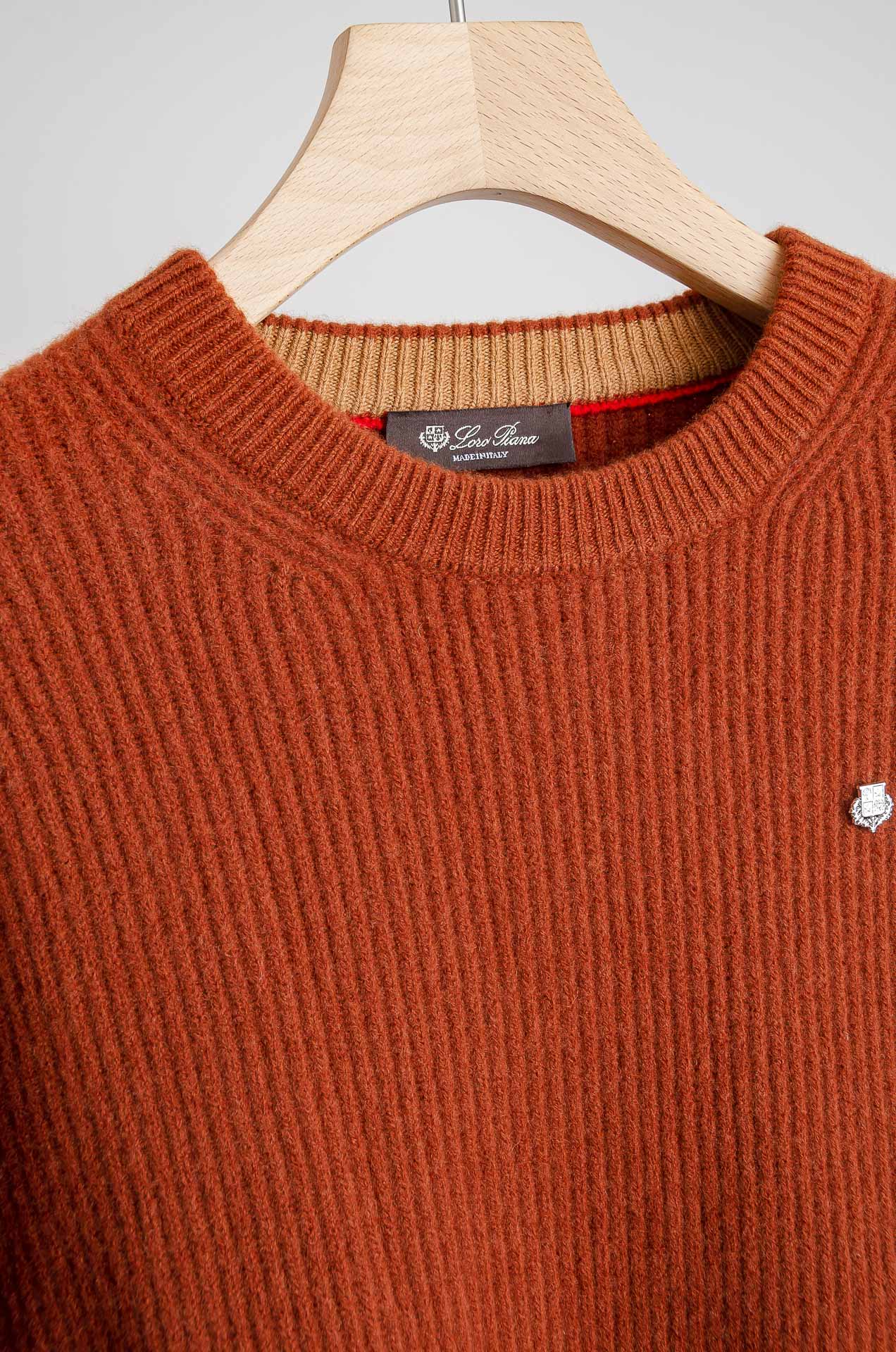 ☀️☀️lP🆕 经典简约羊毛衫#经典羊毛衣，它以其卓越的品质和精湛的工艺，成为了众多时尚爱好者的心头好。