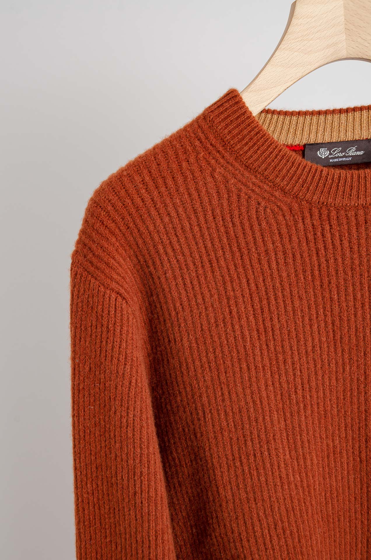 ☀️☀️lP🆕 经典简约羊毛衫#经典羊毛衣，它以其卓越的品质和精湛的工艺，成为了众多时尚爱好者的心头好。