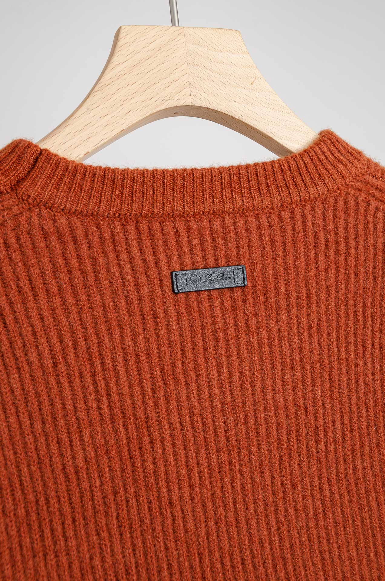 ☀️☀️lP🆕 经典简约羊毛衫#经典羊毛衣，它以其卓越的品质和精湛的工艺，成为了众多时尚爱好者的心头好。