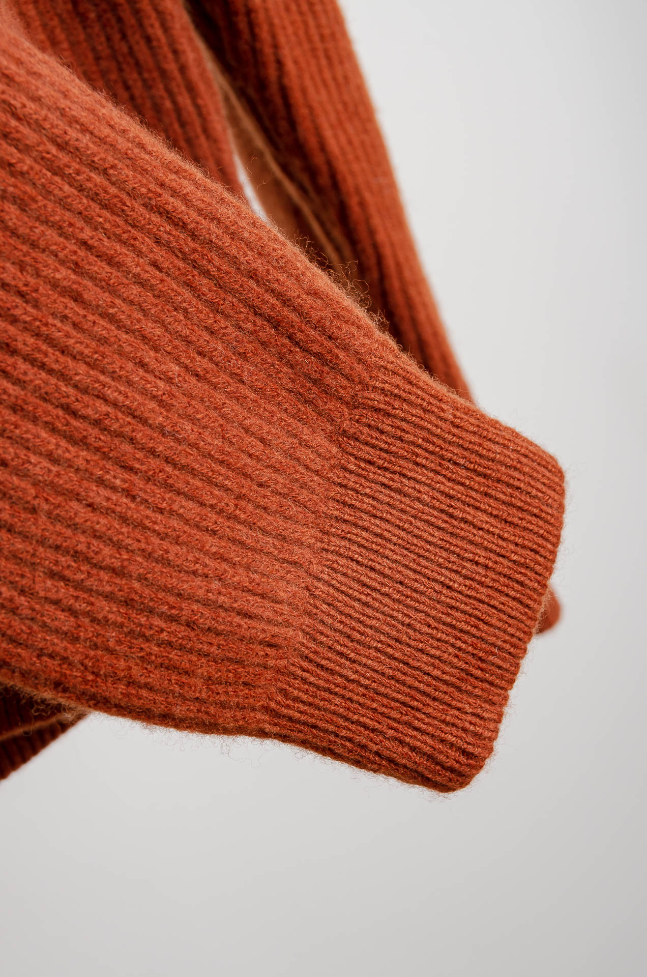 ☀️☀️lP🆕 经典简约羊毛衫#经典羊毛衣，它以其卓越的品质和精湛的工艺，成为了众多时尚爱好者的心头好。