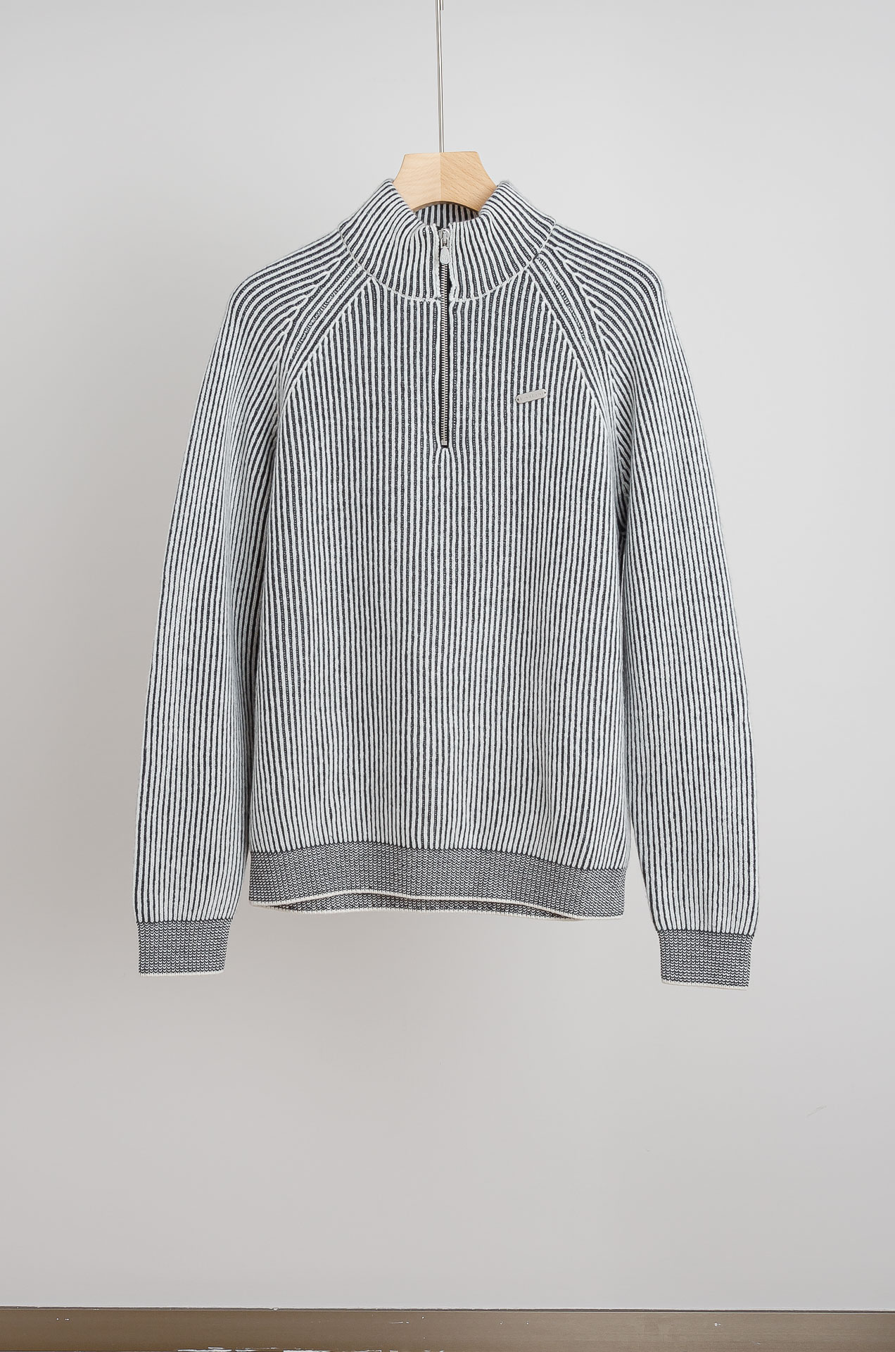 ☀️☀️ BC 2025经典简约羊毛衫#经典羊毛衣，它以其卓越的品质和精湛的工艺，成为了众多时尚爱好者的