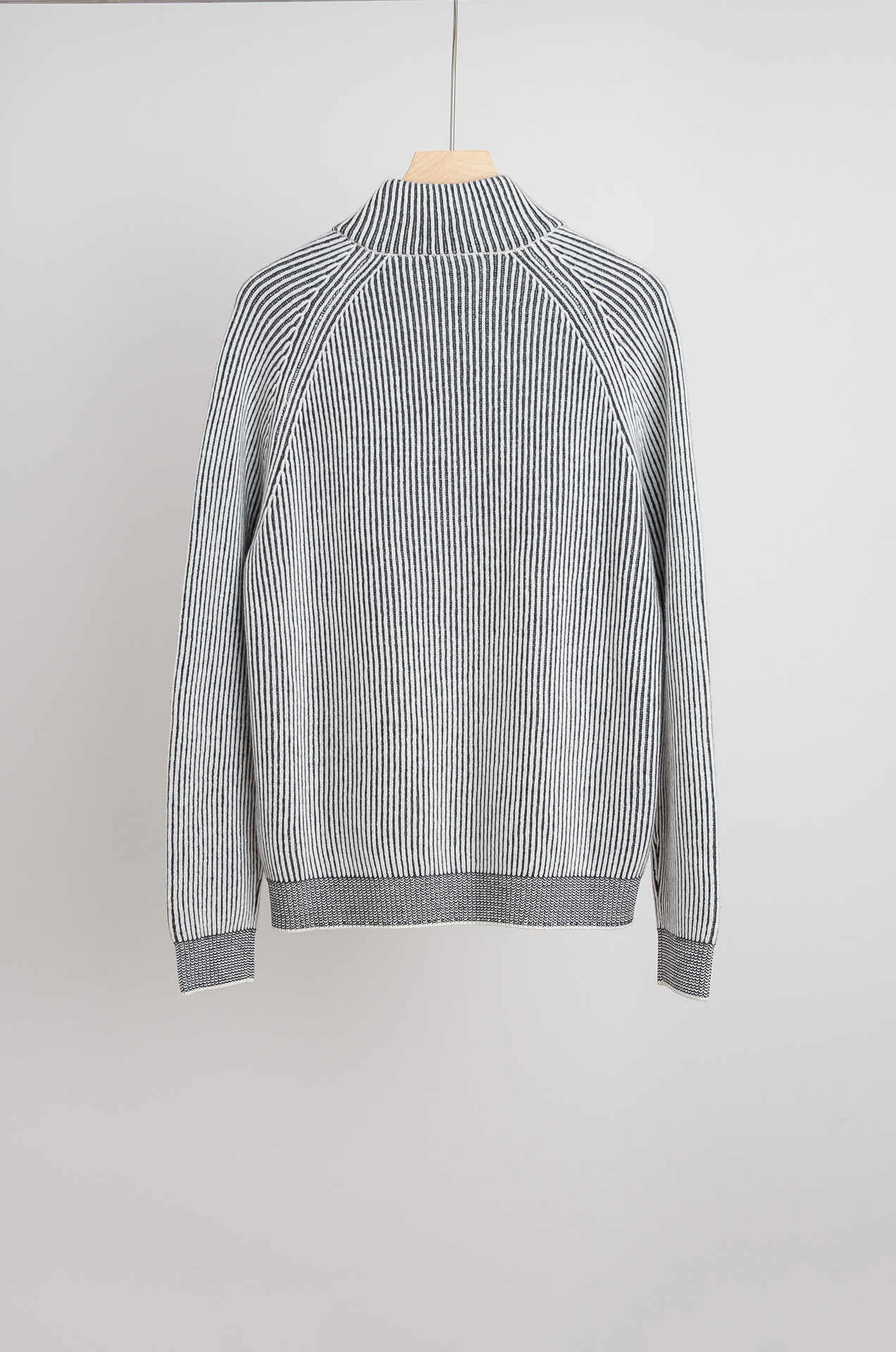 ☀️☀️ BC 2025经典简约羊毛衫#经典羊毛衣，它以其卓越的品质和精湛的工艺，成为了众多时尚爱好者的