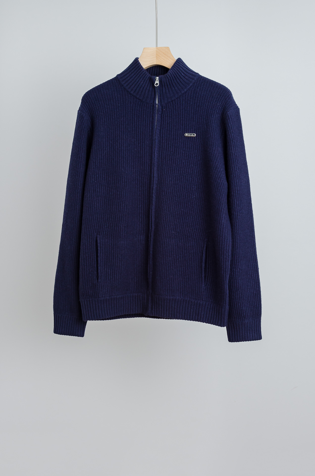 ☀️☀️ lP🆕 经典简约羊毛衫#经典羊毛衣，它以其卓越的品质和精湛的工艺，成为了众多时尚爱好者的心头好