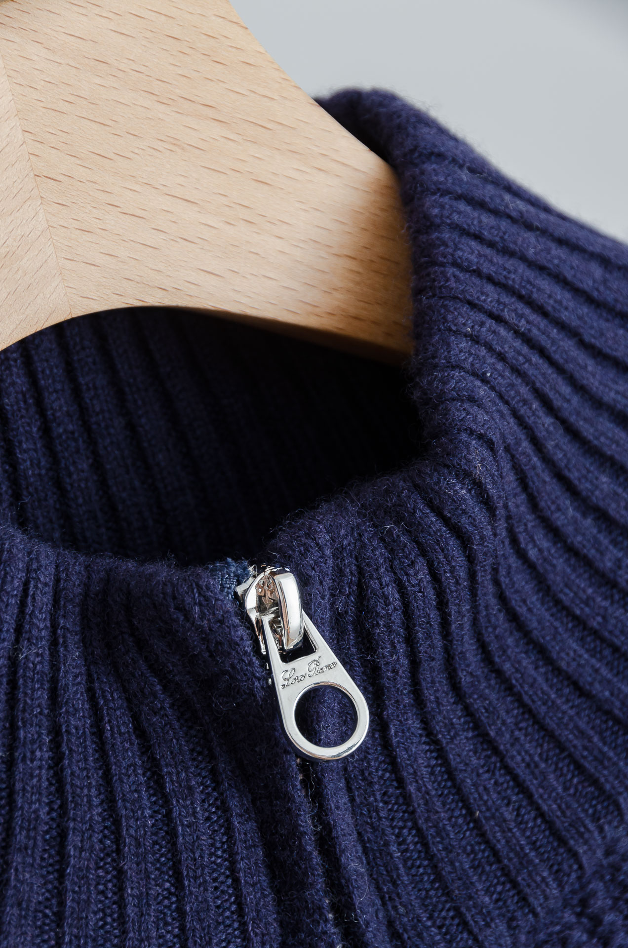 ☀️☀️ lP🆕 经典简约羊毛衫#经典羊毛衣，它以其卓越的品质和精湛的工艺，成为了众多时尚爱好者的心头好