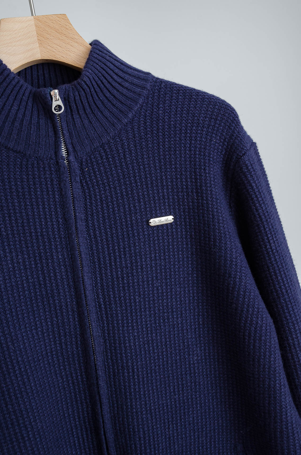 ☀️☀️ lP🆕 经典简约羊毛衫#经典羊毛衣，它以其卓越的品质和精湛的工艺，成为了众多时尚爱好者的心头好