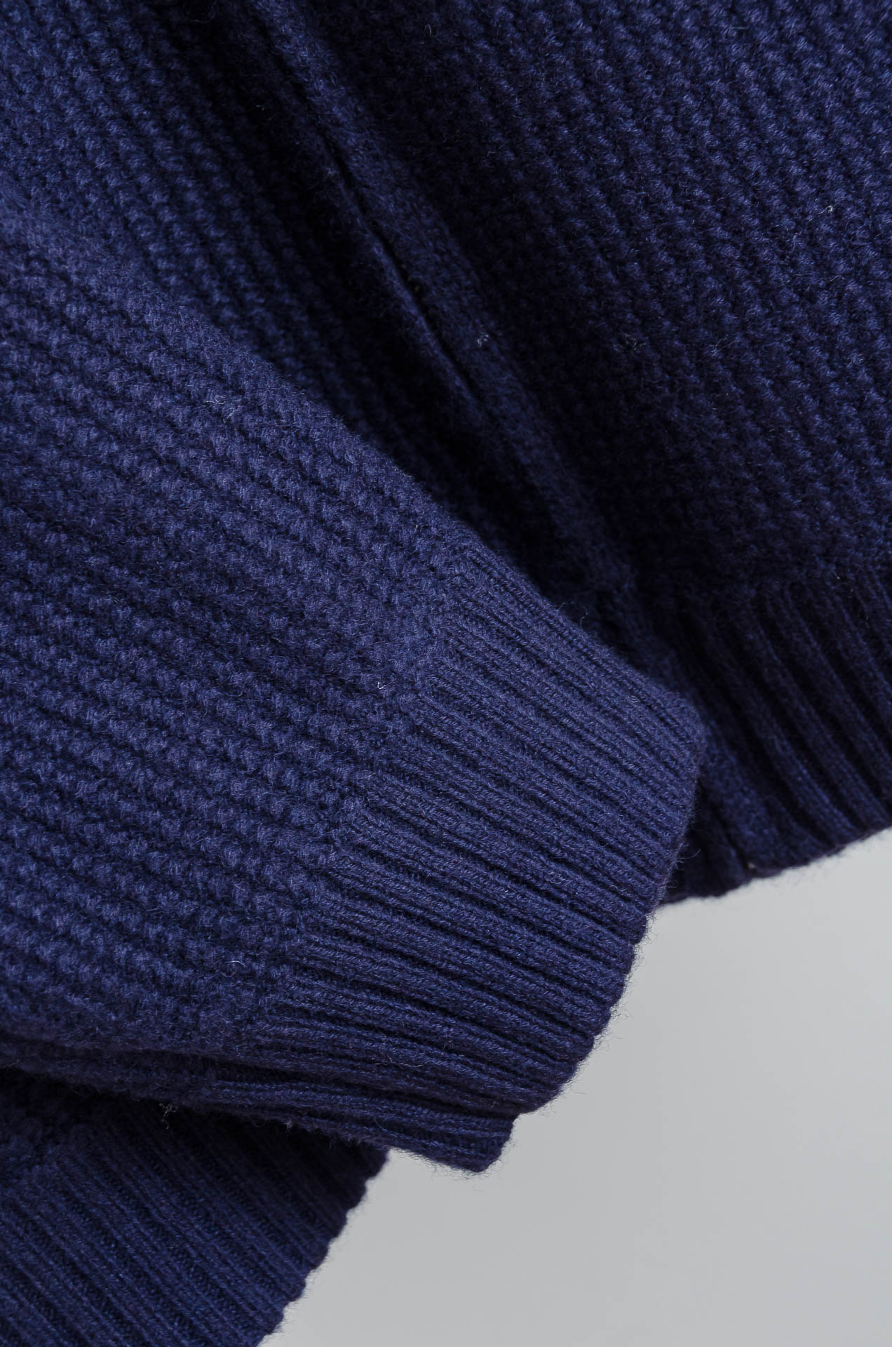 ☀️☀️ lP🆕 经典简约羊毛衫#经典羊毛衣，它以其卓越的品质和精湛的工艺，成为了众多时尚爱好者的心头好