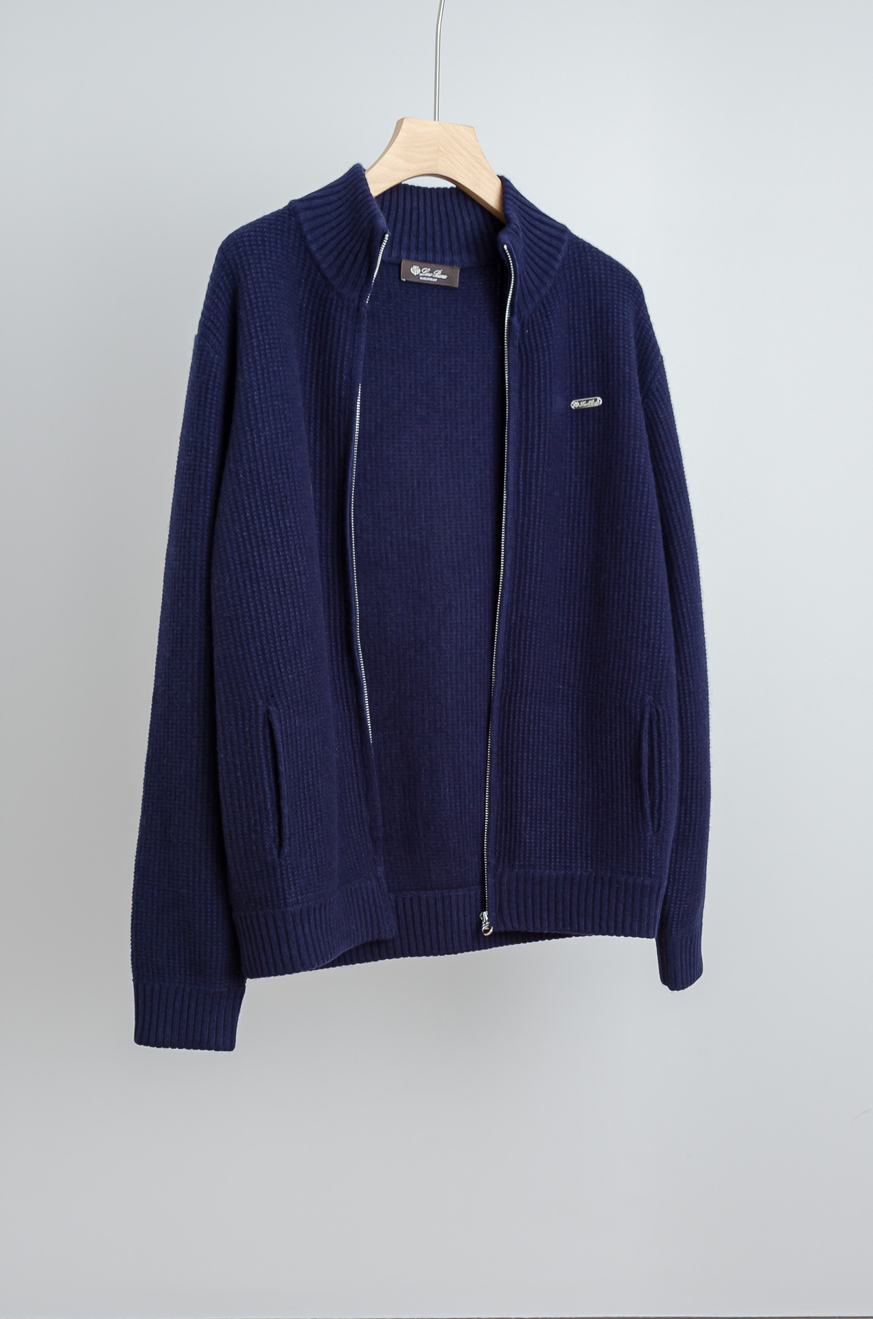 ☀️☀️ lP🆕 经典简约羊毛衫#经典羊毛衣，它以其卓越的品质和精湛的工艺，成为了众多时尚爱好者的心头好