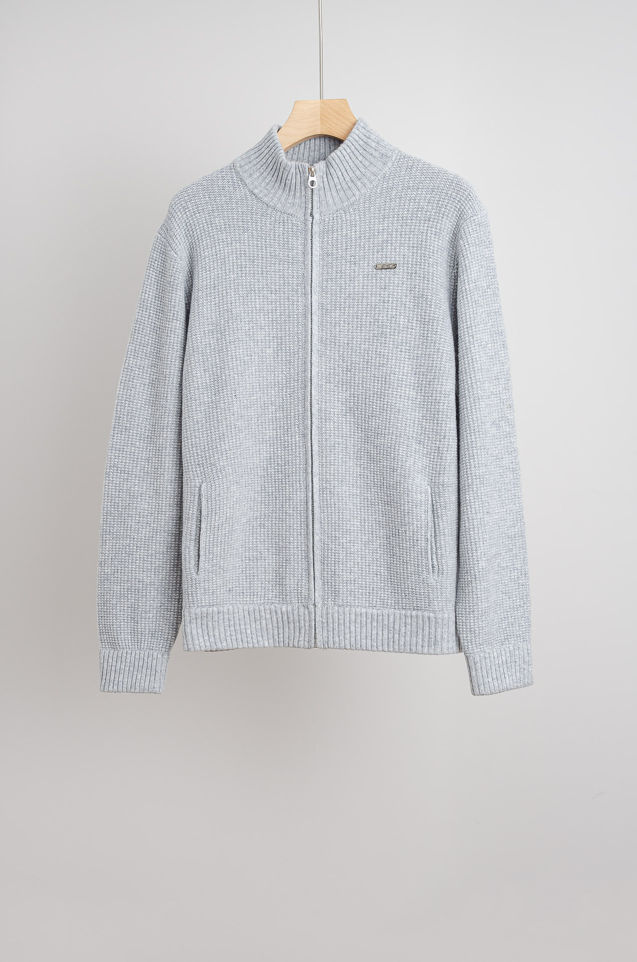 ☀️☀️lP🆕 经典简约羊毛衫#经典羊毛衣，它以其卓越的品质和精湛的工艺，成为了众多时尚爱好者的心头好。