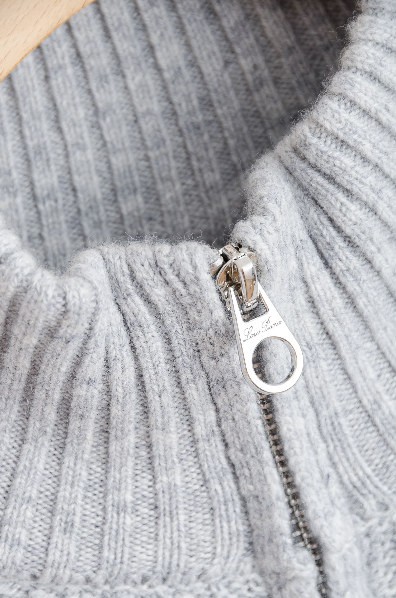 ☀️☀️lP🆕 经典简约羊毛衫#经典羊毛衣，它以其卓越的品质和精湛的工艺，成为了众多时尚爱好者的心头好。