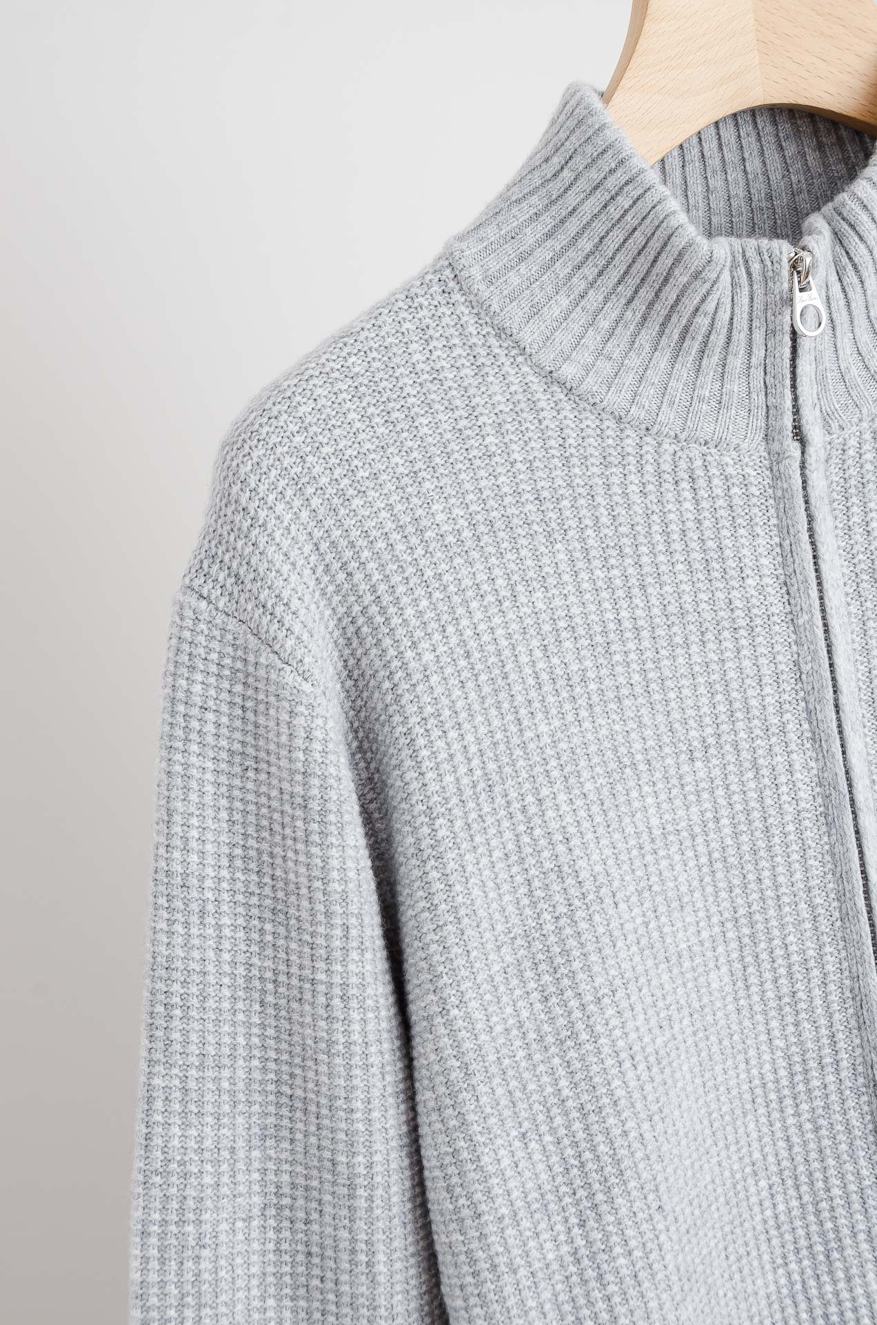 ☀️☀️lP🆕 经典简约羊毛衫#经典羊毛衣，它以其卓越的品质和精湛的工艺，成为了众多时尚爱好者的心头好。