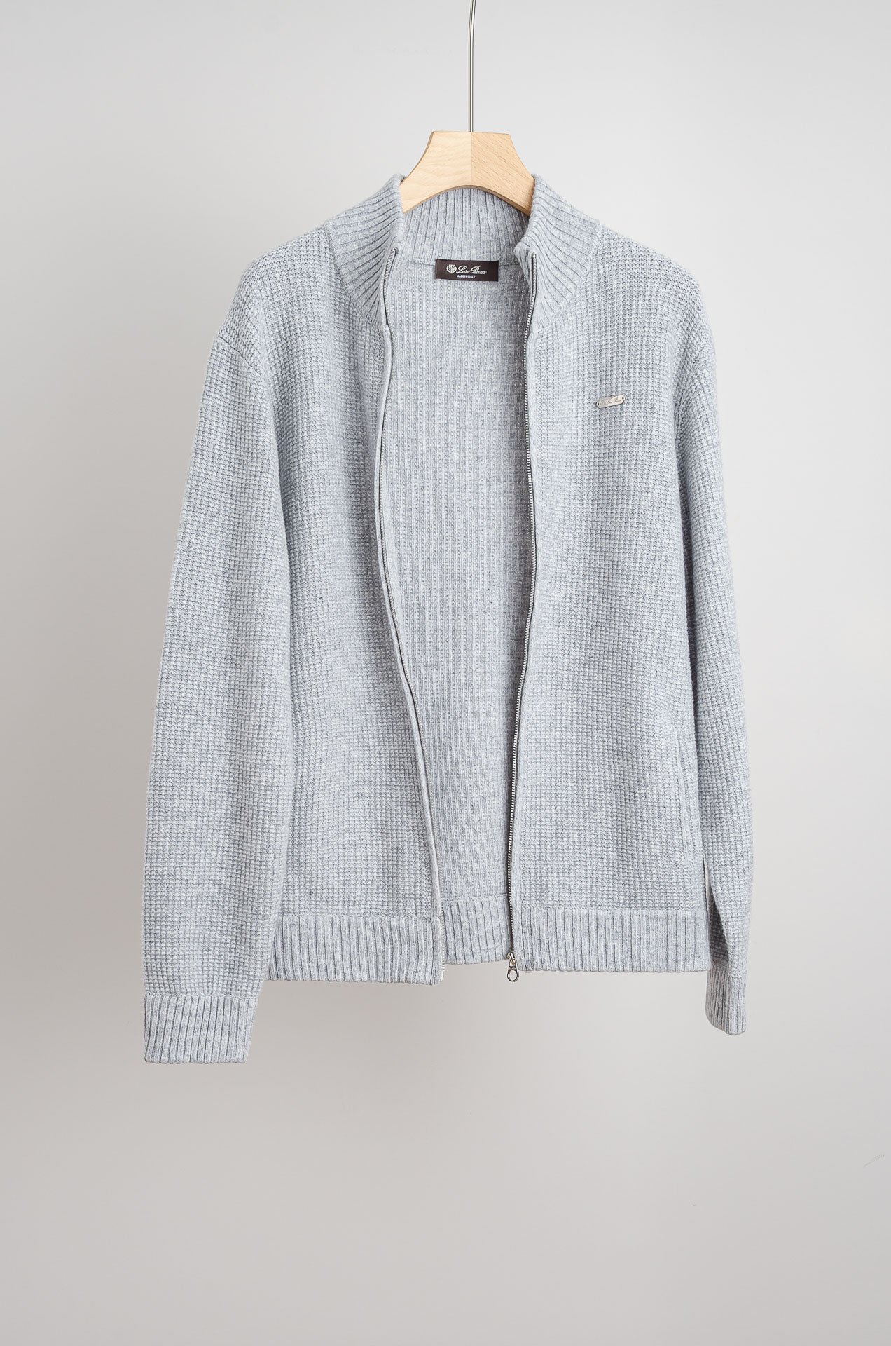 ☀️☀️lP🆕 经典简约羊毛衫#经典羊毛衣，它以其卓越的品质和精湛的工艺，成为了众多时尚爱好者的心头好。