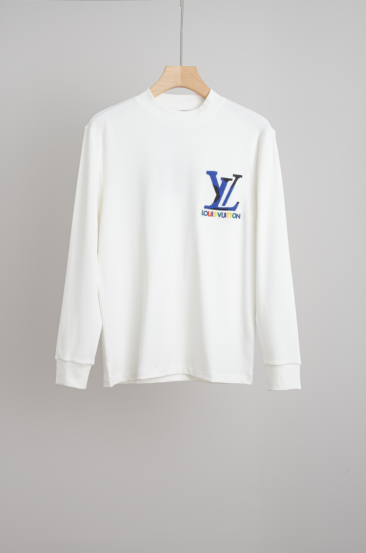 ☀️☀️ LV 26FW秋冬新款 立体刺绣男士长袖T恤衫#把重心都放在了面料上，表面清晰可见的细格肌理，