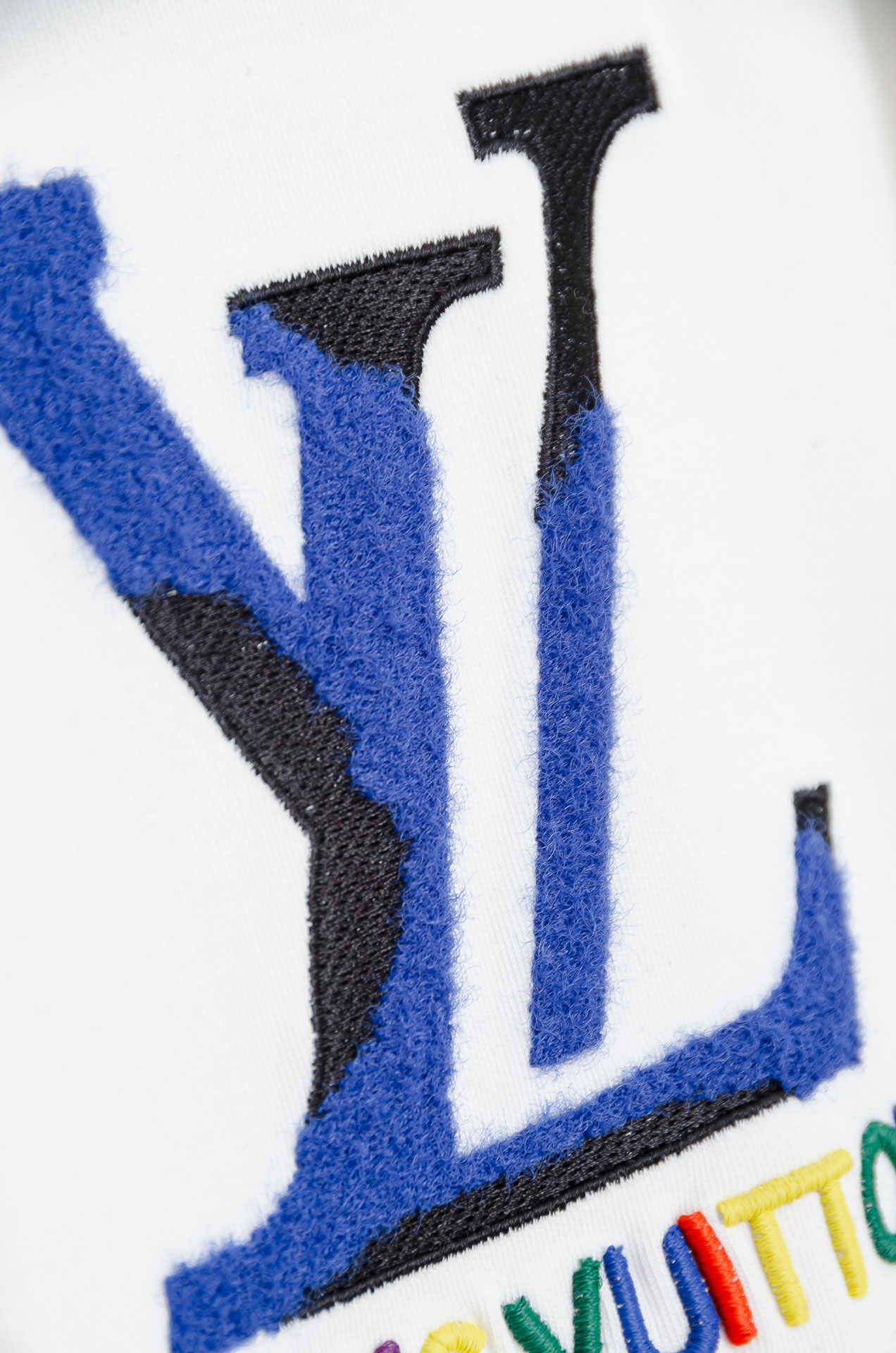 ☀️☀️ LV 26FW秋冬新款 立体刺绣男士长袖T恤衫#把重心都放在了面料上，表面清晰可见的细格肌理，