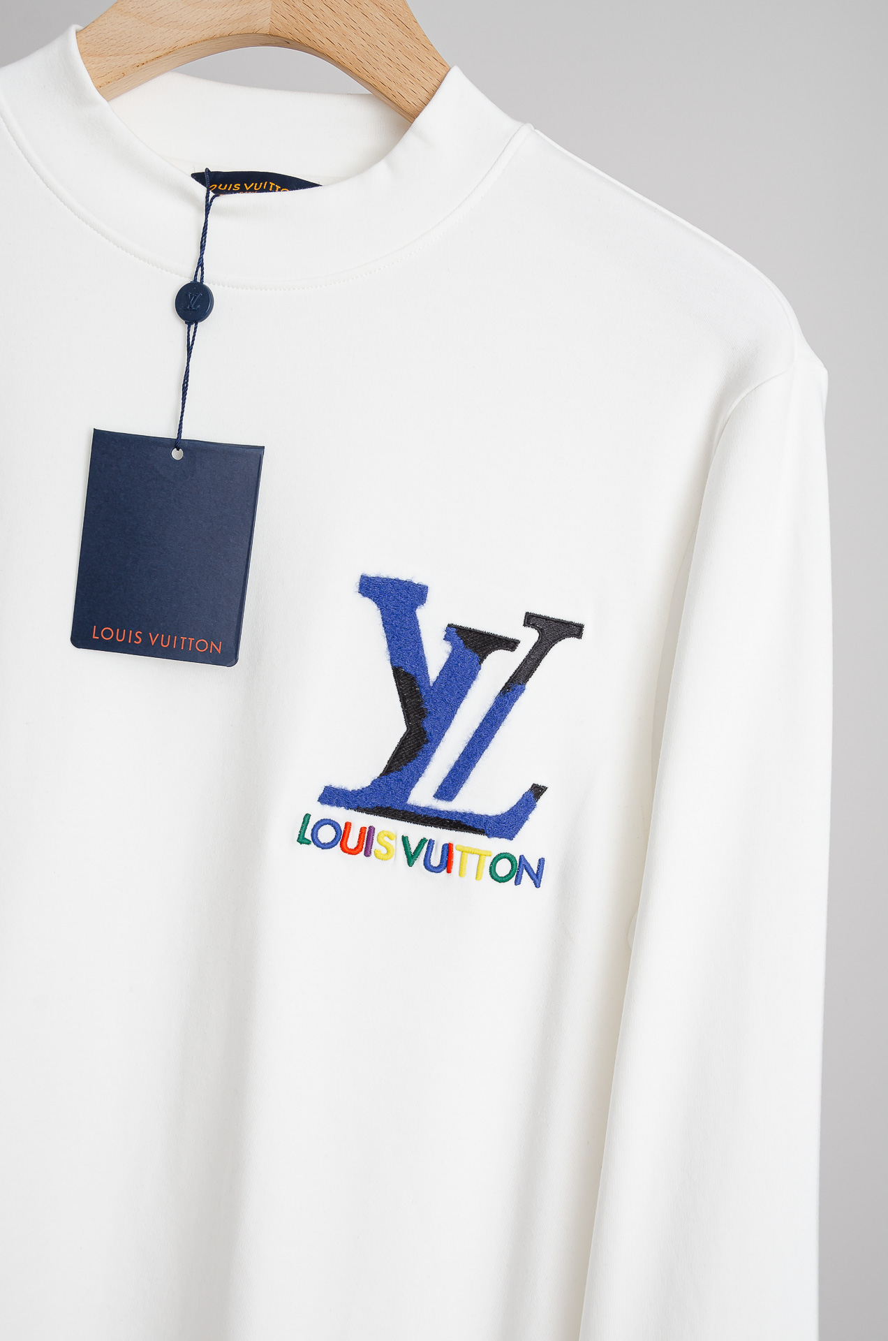 ☀️☀️ LV 26FW秋冬新款 立体刺绣男士长袖T恤衫#把重心都放在了面料上，表面清晰可见的细格肌理，