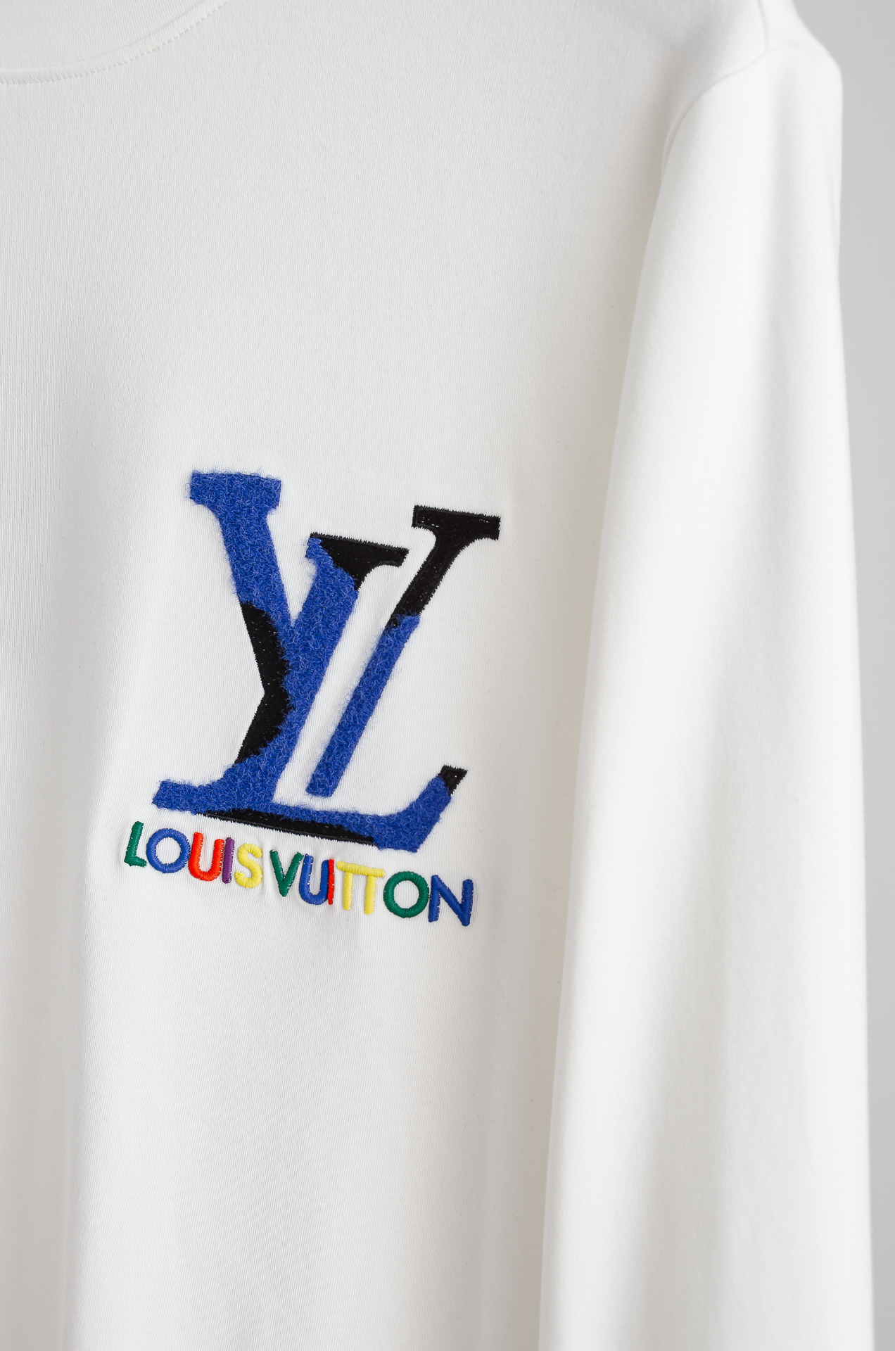 ☀️☀️ LV 26FW秋冬新款 立体刺绣男士长袖T恤衫#把重心都放在了面料上，表面清晰可见的细格肌理，