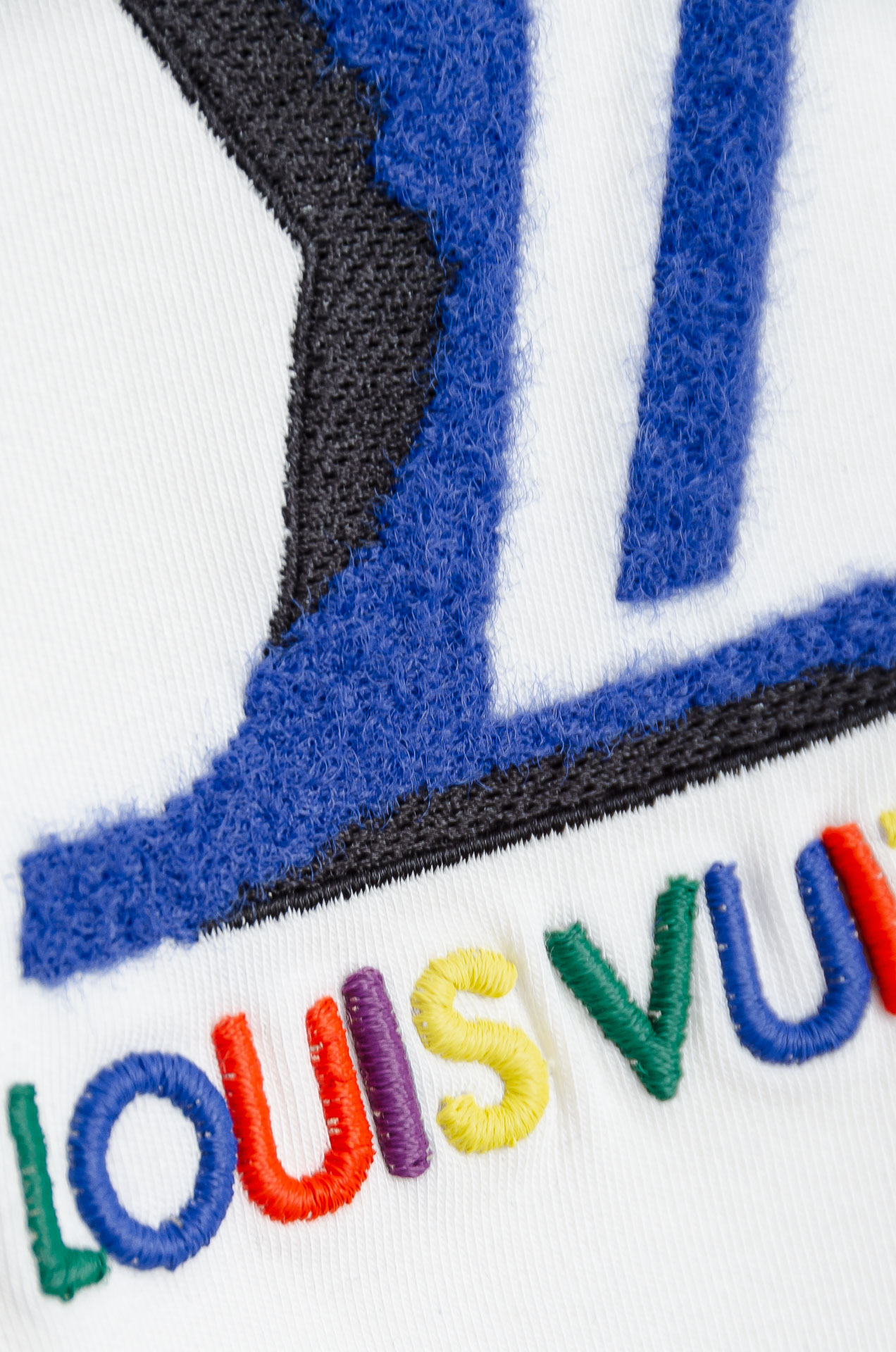 ☀️☀️ LV 26FW秋冬新款 立体刺绣男士长袖T恤衫#把重心都放在了面料上，表面清晰可见的细格肌理，