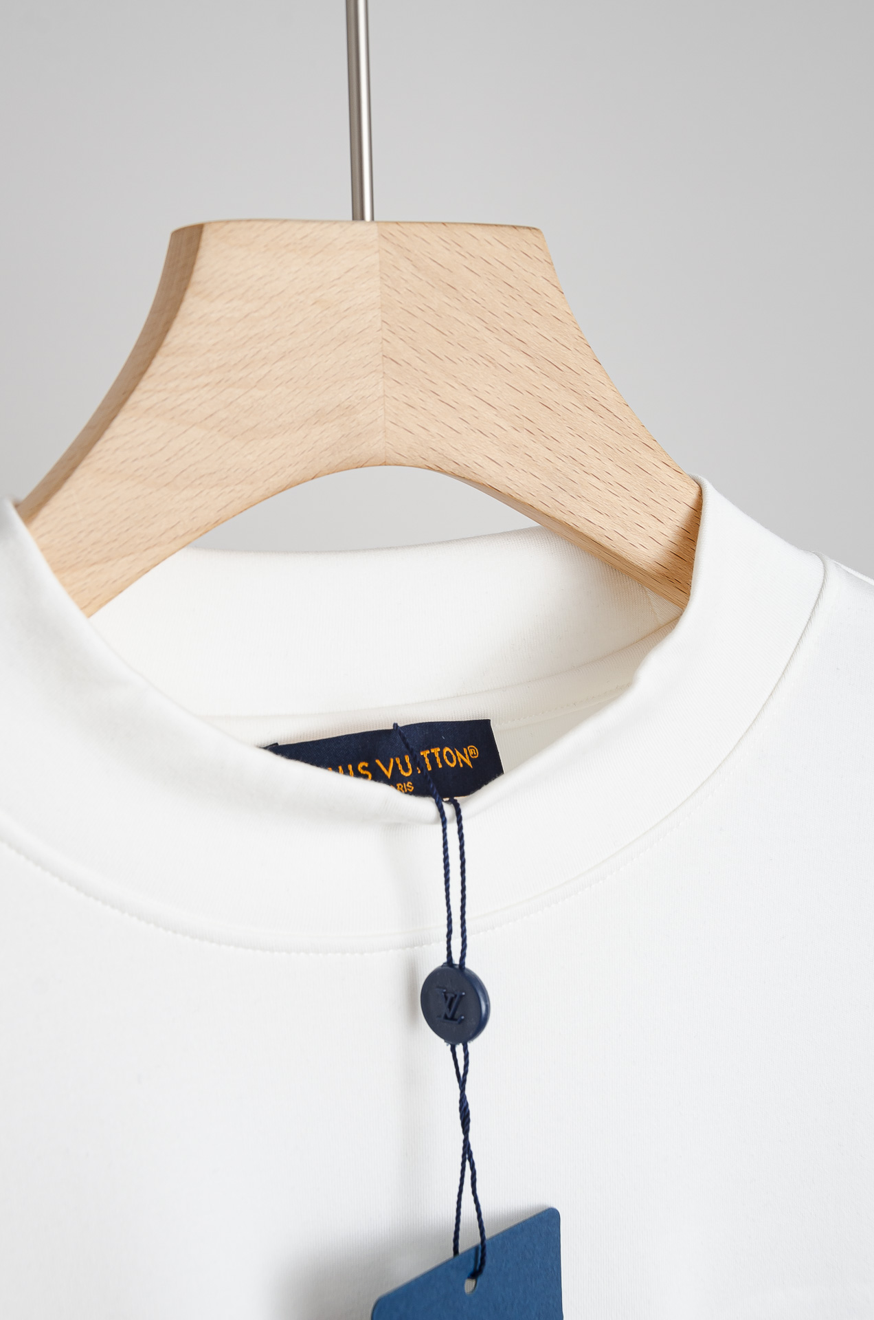 ☀️☀️ LV 26FW秋冬新款 立体刺绣男士长袖T恤衫#把重心都放在了面料上，表面清晰可见的细格肌理，