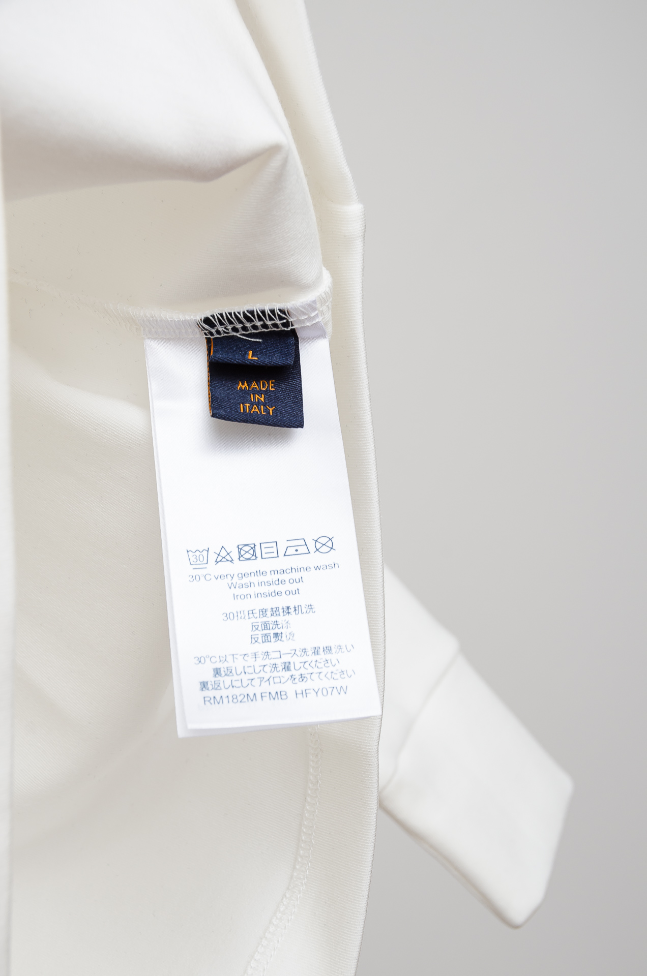 ☀️☀️ LV 26FW秋冬新款 立体刺绣男士长袖T恤衫#把重心都放在了面料上，表面清晰可见的细格肌理，