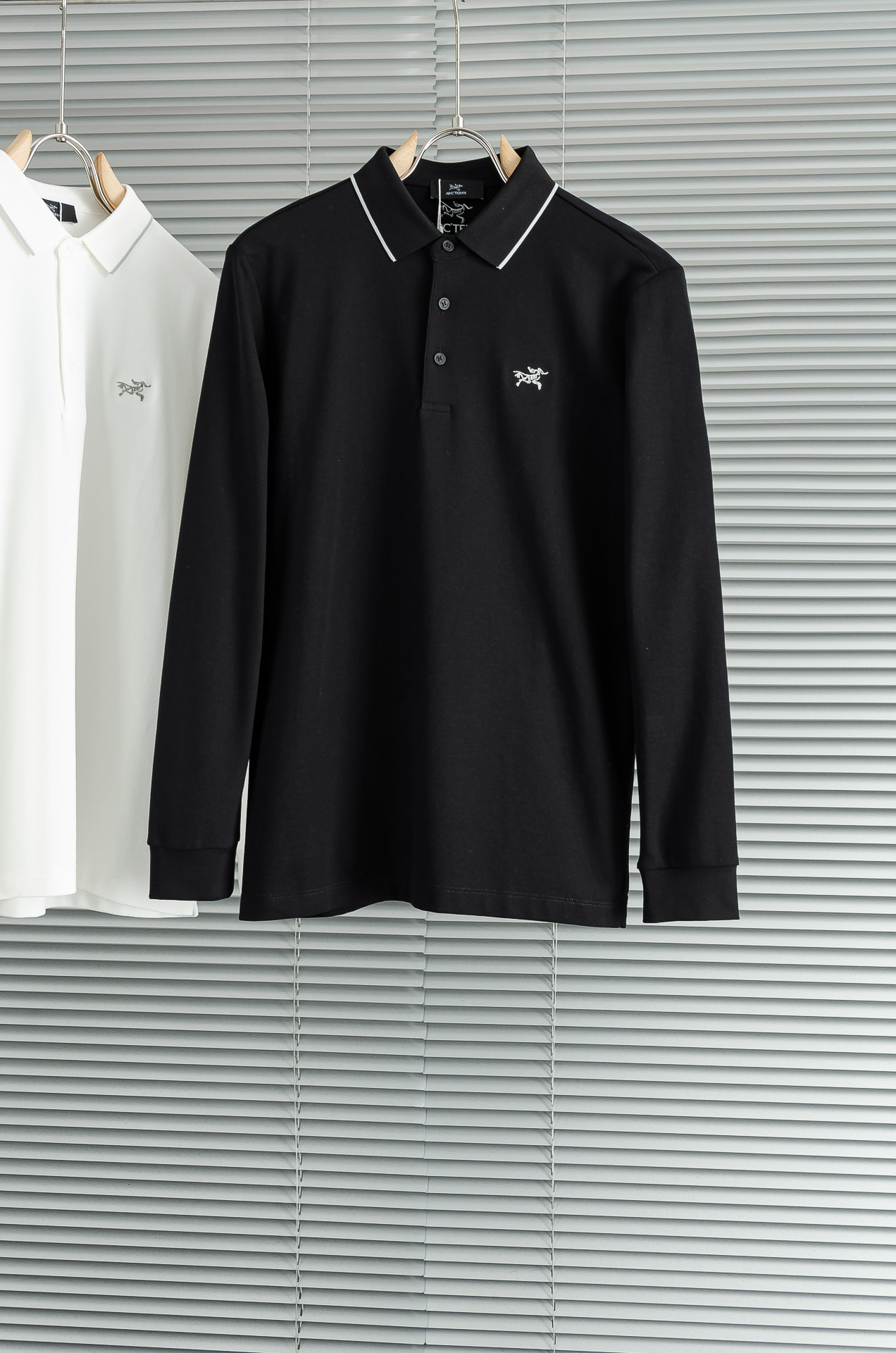 始祖鸟 2025FW秋冬新品 轻奢男士翻领长袖T恤衫#精选客供进口100%棉采用高密度工艺打造而成，手感