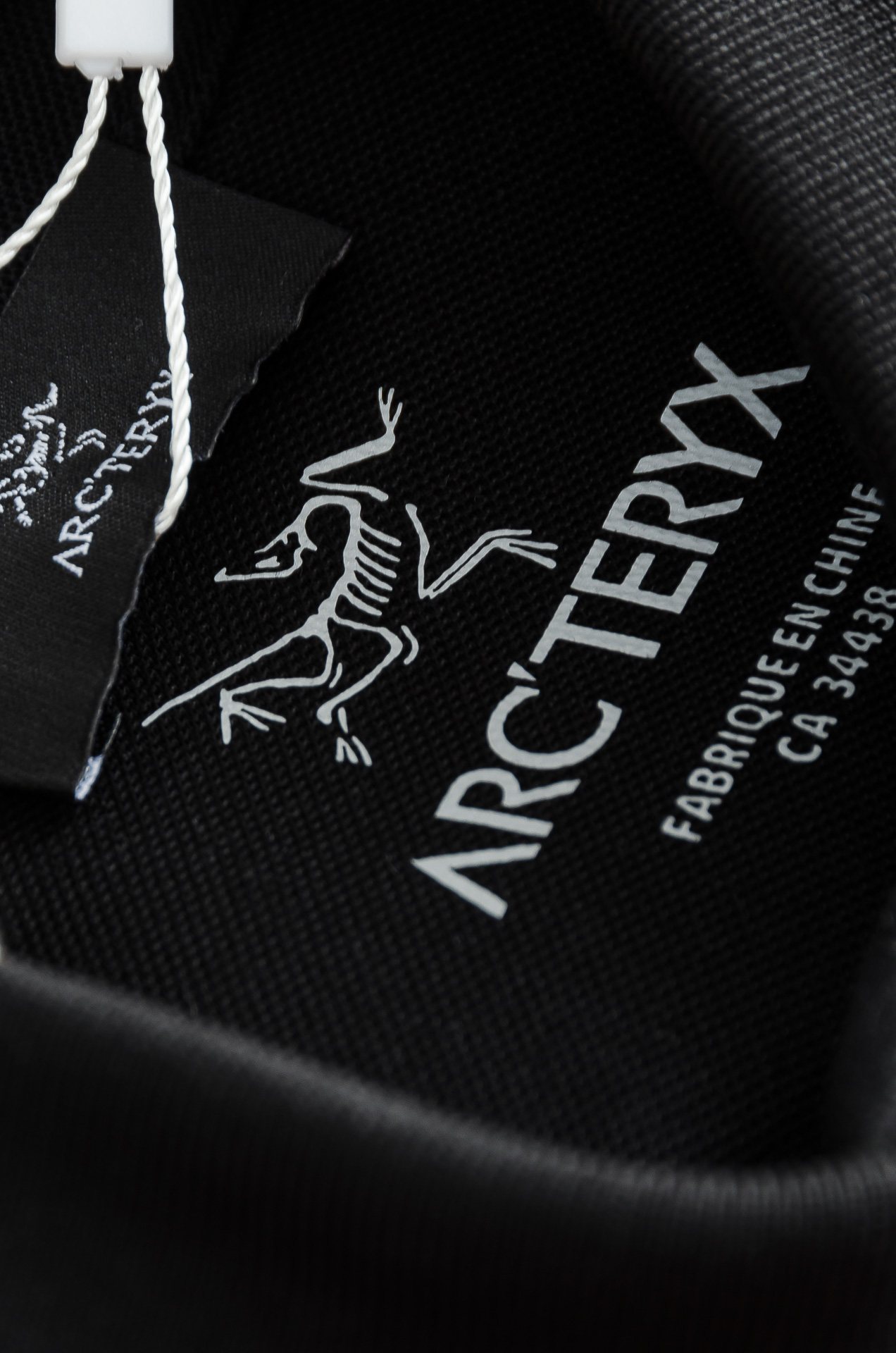 始祖鸟 2025FW秋冬新品 轻奢男士翻领长袖T恤衫#精选客供进口100%棉采用高密度工艺打造而成，手感