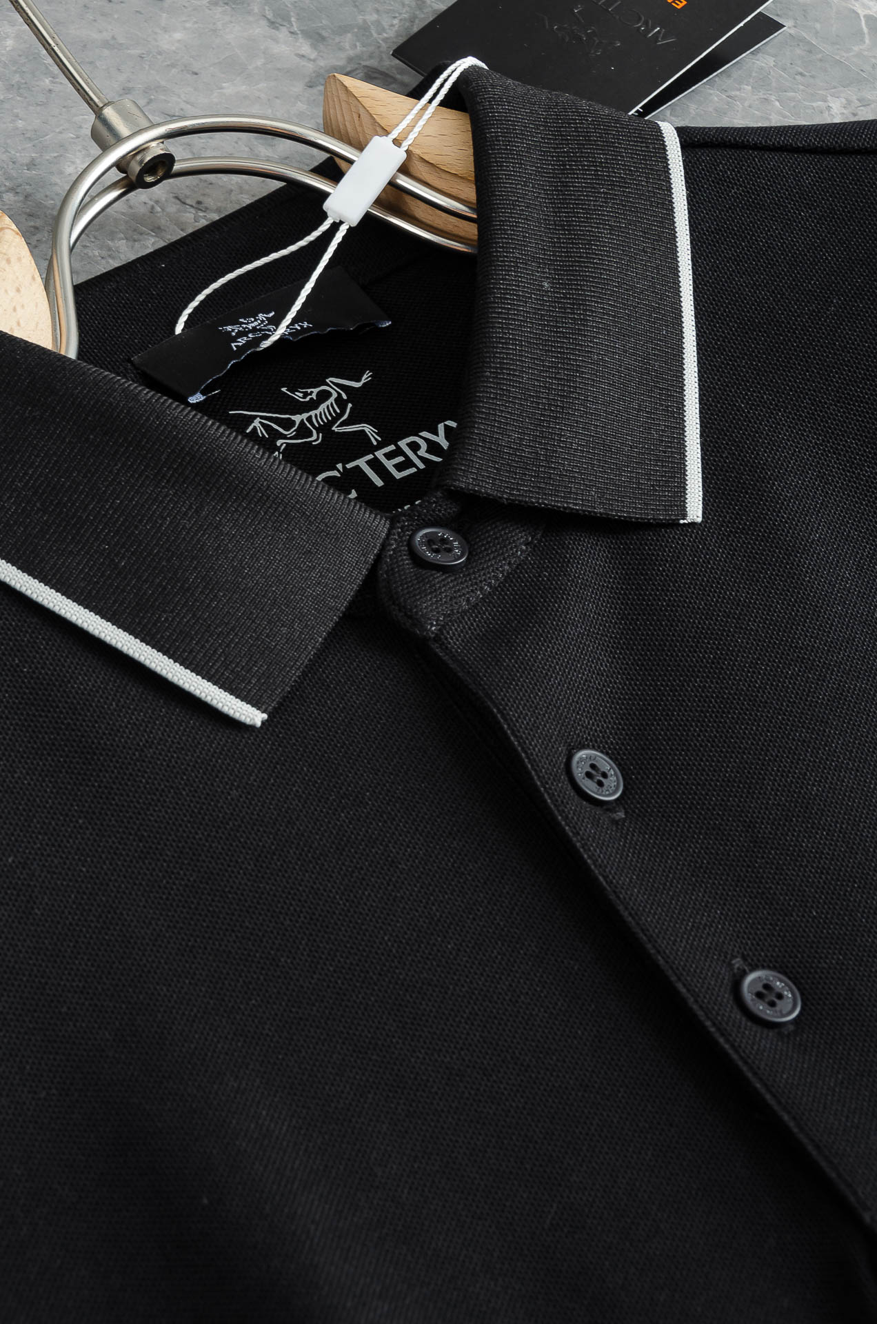 始祖鸟 2025FW秋冬新品 轻奢男士翻领长袖T恤衫#精选客供进口100%棉采用高密度工艺打造而成，手感