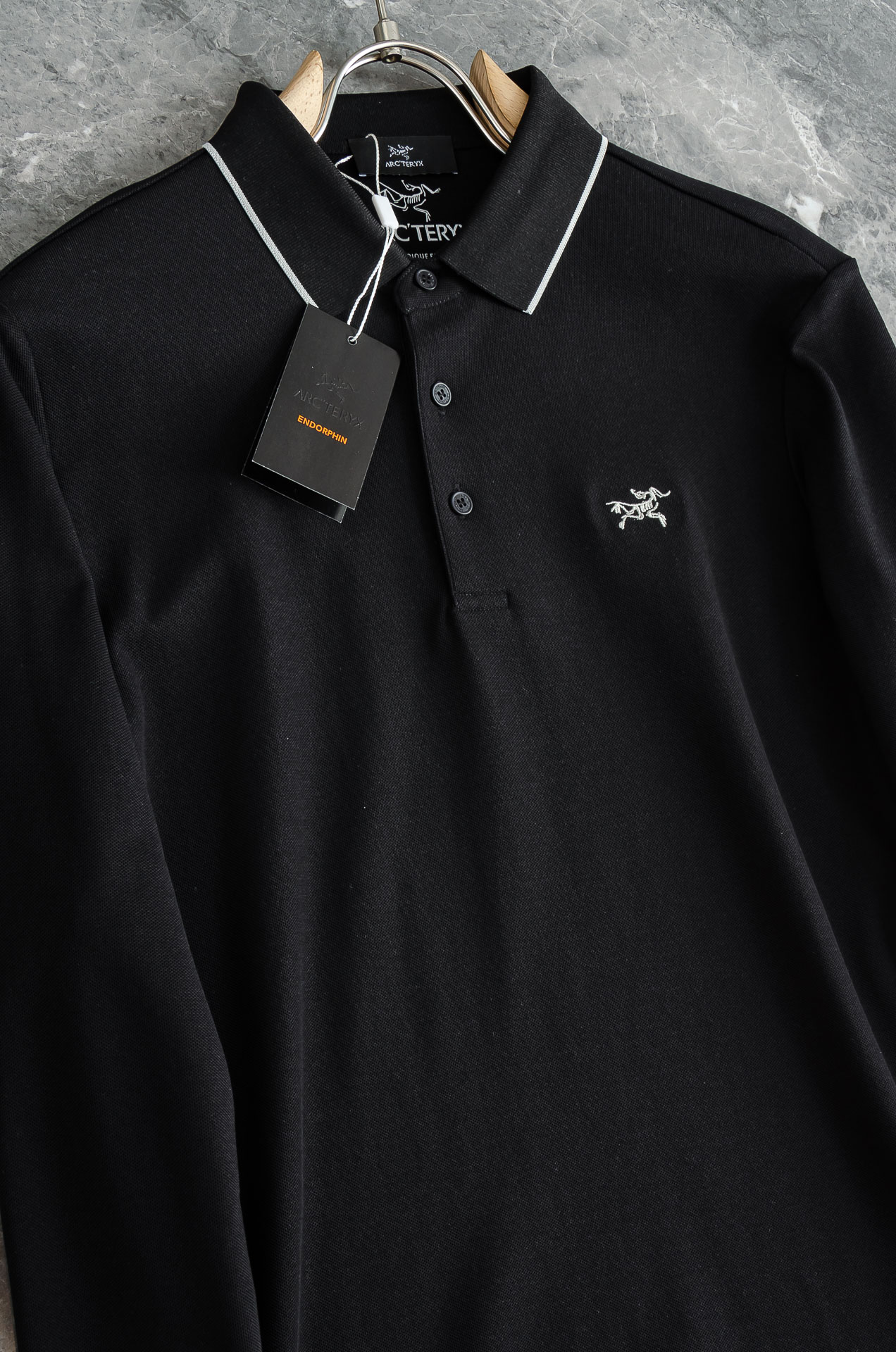 始祖鸟 2025FW秋冬新品 轻奢男士翻领长袖T恤衫#精选客供进口100%棉采用高密度工艺打造而成，手感