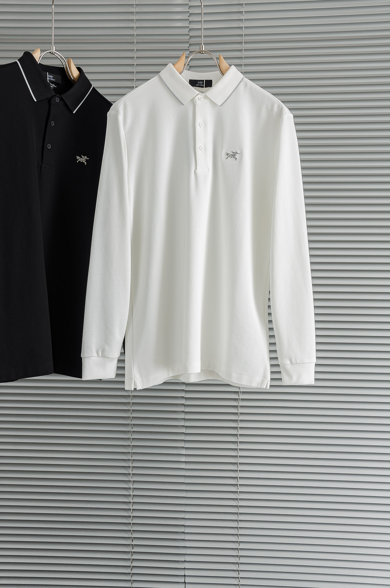 始祖鸟 2025FW秋冬新品 轻奢男士翻领长袖T恤衫#精选客供进口100%棉采用高密度工艺打造而成，手感