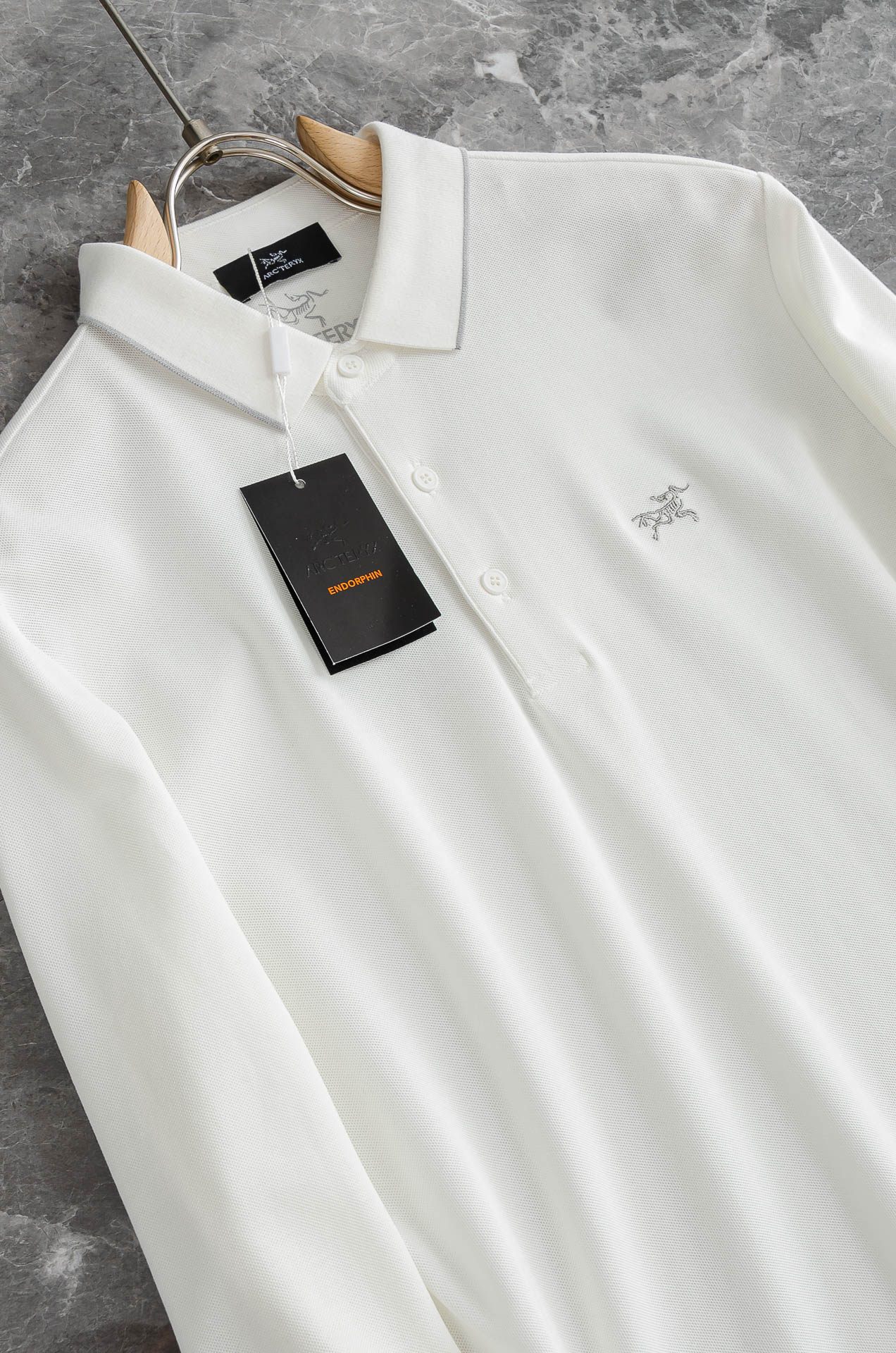 始祖鸟 2025FW秋冬新品 轻奢男士翻领长袖T恤衫#精选客供进口100%棉采用高密度工艺打造而成，手感