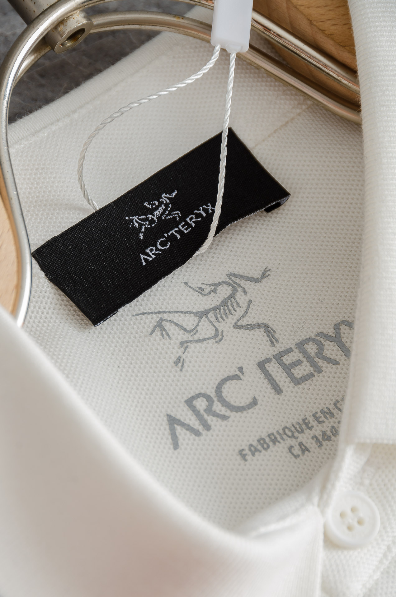 始祖鸟 2025FW秋冬新品 轻奢男士翻领长袖T恤衫#精选客供进口100%棉采用高密度工艺打造而成，手感