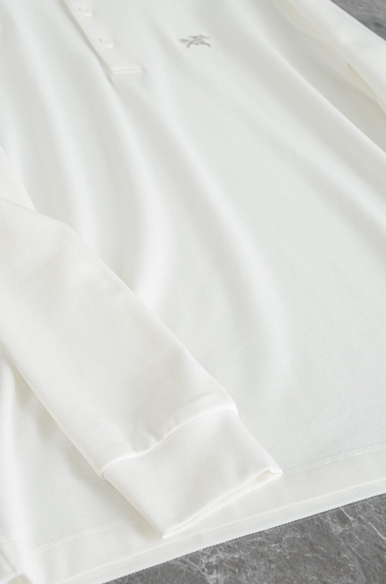 始祖鸟 2025FW秋冬新品 轻奢男士翻领长袖T恤衫#精选客供进口100%棉采用高密度工艺打造而成，手感