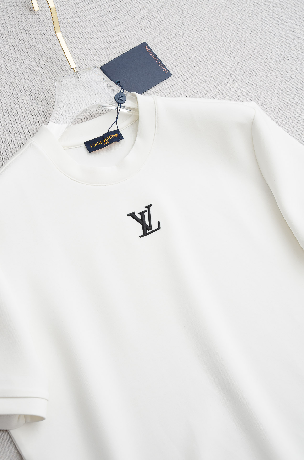 🌾 L/V2026秋冬太空棉字母刺绣logo时尚百搭打底圆领短袖衫，精致工艺专柜面料，顶级元素融合打造，