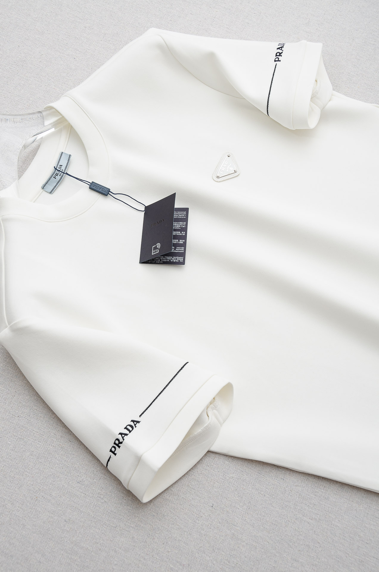 🌾 Pra#da普拉/达2026秋冬太空棉字母刺绣logo时尚百搭打底圆领短袖衫，精致工艺专柜面料，顶级