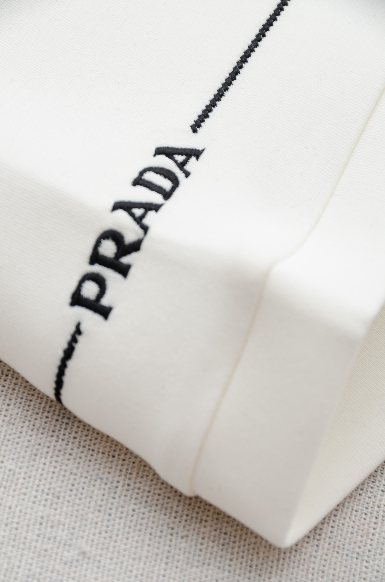 🌾 Pra#da普拉/达2026秋冬太空棉字母刺绣logo时尚百搭打底圆领短袖衫，精致工艺专柜面料，顶级