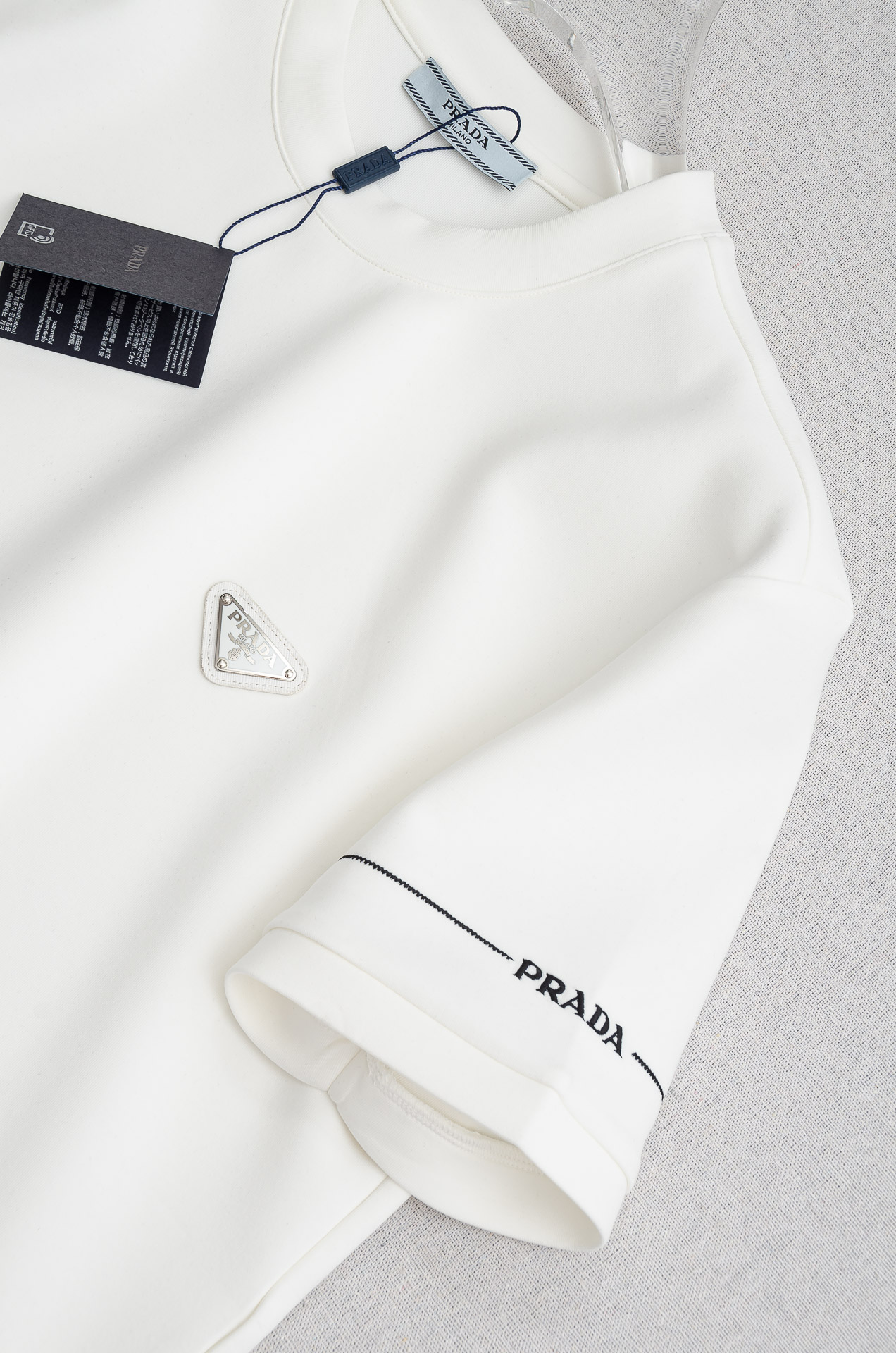 🌾 Pra#da普拉/达2026秋冬太空棉字母刺绣logo时尚百搭打底圆领短袖衫，精致工艺专柜面料，顶级