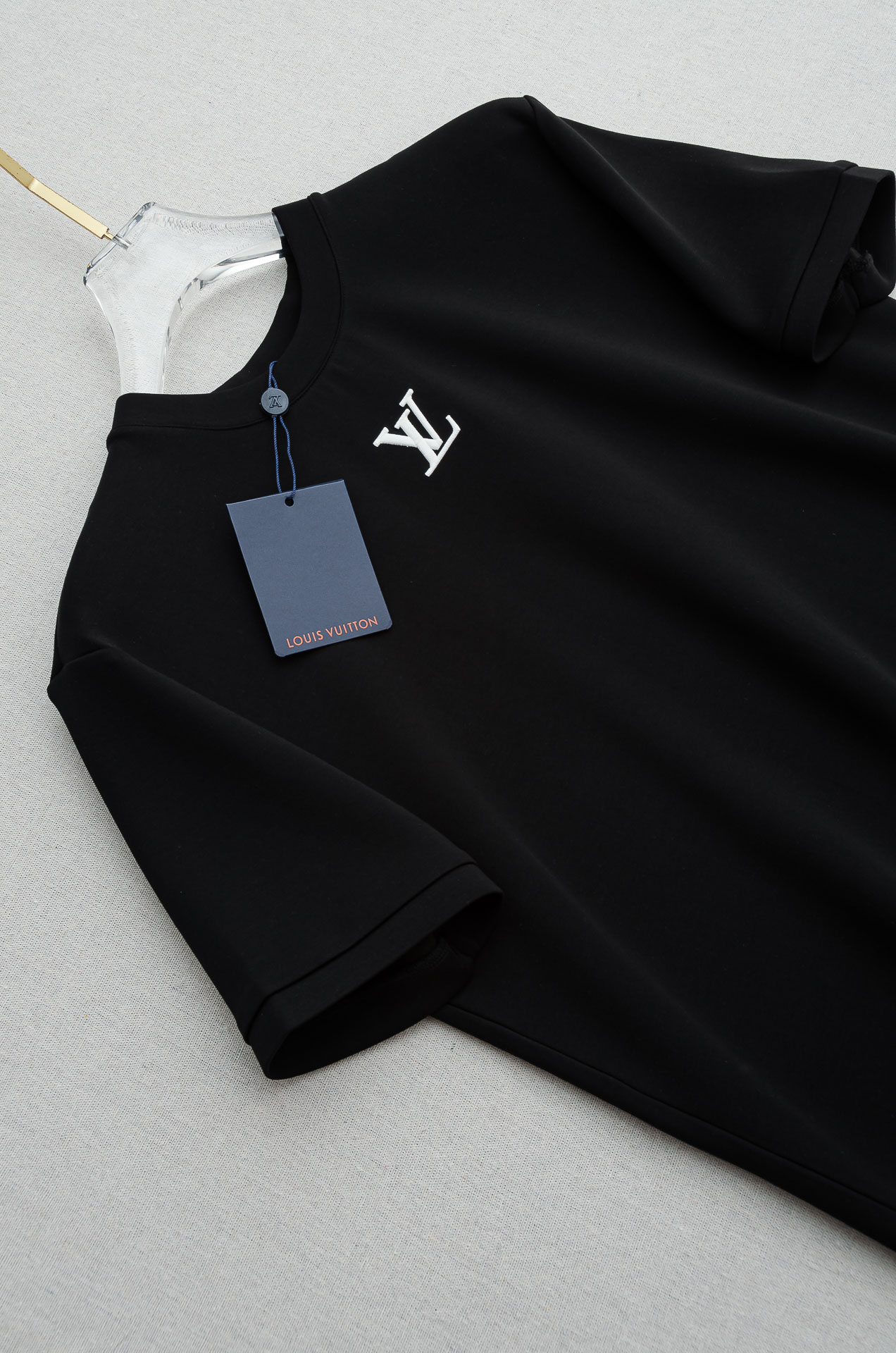 🌾 L/V2026秋冬太空棉字母刺绣logo时尚百搭打底圆领短袖衫，精致工艺专柜面料，顶级元素融合打造，