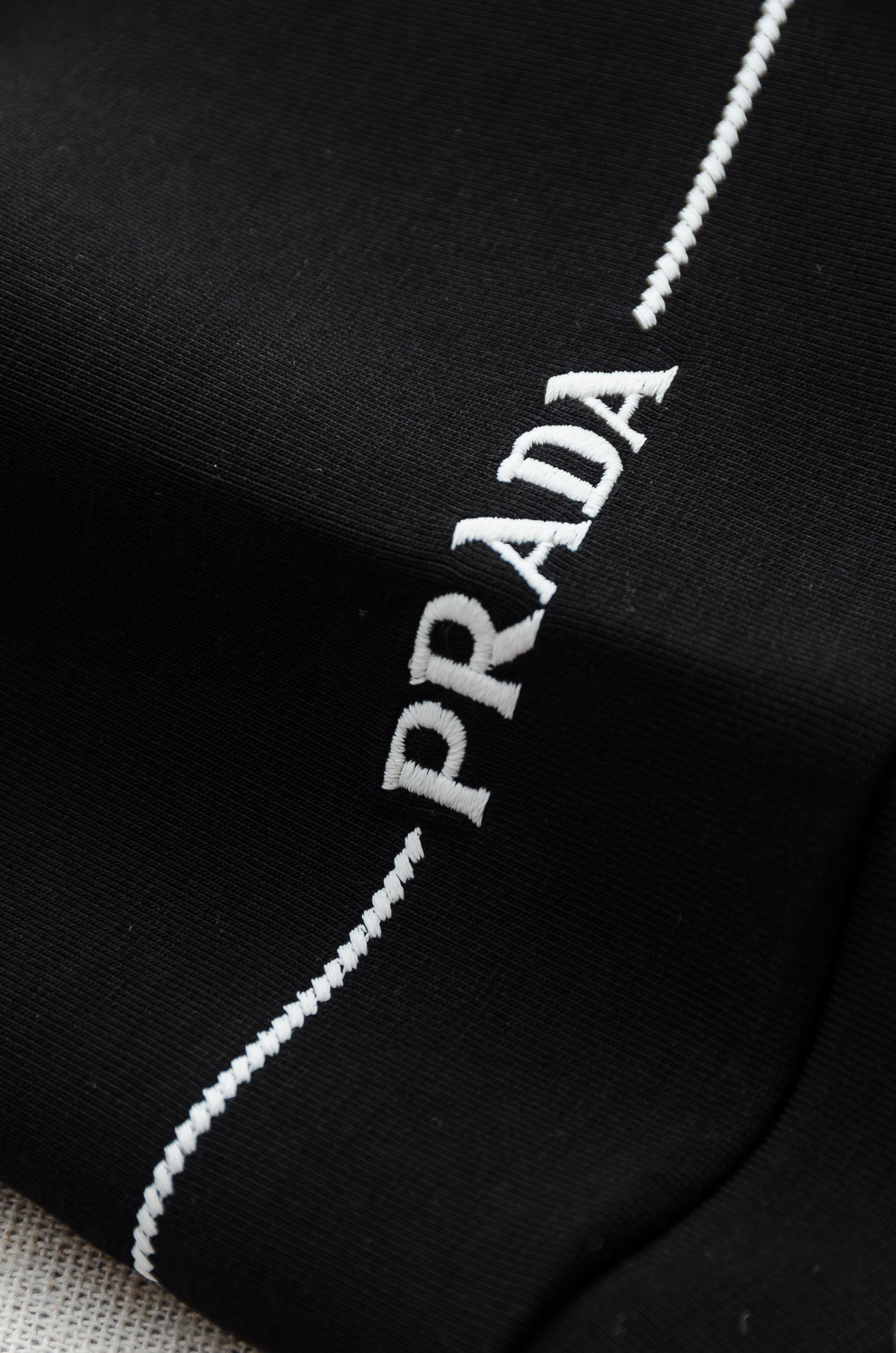 🌾 Pra#da普拉/达2026秋冬太空棉字母刺绣logo时尚百搭打底圆领短袖衫，精致工艺专柜面料，顶级