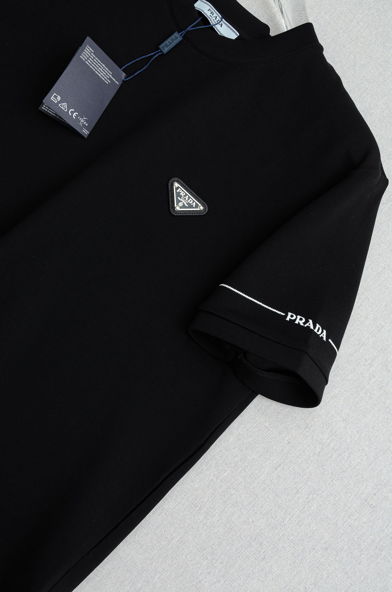 🌾 Pra#da普拉/达2026秋冬太空棉字母刺绣logo时尚百搭打底圆领短袖衫，精致工艺专柜面料，顶级