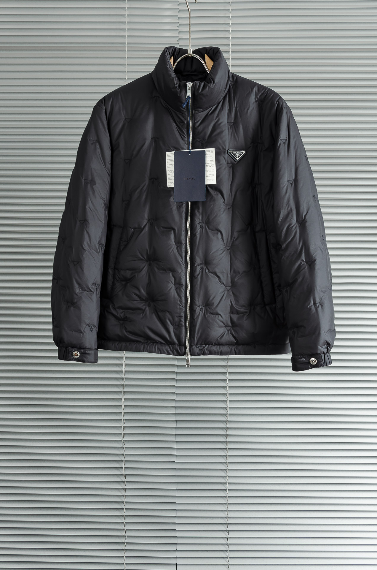 NO:597836,New# 5PRA#DA Pura/Da 2025FW windproof and waterproof fabric white duck down filled men's urban casual outdoor down jacket# Fabric selected fabric fiber: polyester fiber (lining nylon, filling: 90 white duck down 10 feathers), the surface of the fabric is smooth and comfortable, and the windproof effect is significant. The interior is filled with high-quality European standard goose down, which is an excellent thermal insulation material. It has full velvet, high fluffiness, and excellent thermal insulation performance. It can effectively block the cold air. Invasion allows you to feel the warmth like spring in the cold winter. It uses waterproof, windproof and breathable high-tech fabrics, which can not only resist harsh weather conditions, but also keep the body dry and comfortable. Even in rainy and snowy weather, you can easily cope with it and show your composure! The soft lining fits the skin closely, bringing ultimate comfort. It does not generate static electricity, making you more comfortable when wearing it. At the same time, the lining is also very breathable, which can effectively discharge moisture from the body and keep you dry. For the selection of the version, the most classic version design is chosen. The lines are smooth and natural, slim but not tight, and easy to match. Whether you are entering and leaving the office building or attending an important meeting, it can show your stability and confidence. The accessories are all provided by the original factory. The high-quality zippers are smooth and durable, and the zipper is full of quality. It allows you to stay calm even in the cold winter. In the hustle and bustle and fast pace of the city, you need to show both a professional business style and a comfortable leisure experience. This men's business casual urban goose down down jacket was born to meet the diverse needs of modern urban elites and show your urban male charm. Whether it is a business occasion or leisure time, it can make you the center of attention! ! ! Size M-3XL,,prada,prada,jackets & coats,down jacket,alexander wang19860909New# 5PRA#DA 普拉/达 2025FW防风防水面料白鸭绒填充男士都市休闲户外羽绒服外套# 面料选用了面料纤维: 聚酯纤维（里布 锦纶,填充物:90 白鸭绒 10羽毛）成分打造而成的高端防水防风面料,面料表面光滑舒适,同时防风效果显著.内里优质欧标鹅绒填充,更是绝佳的保暖选材,绒朵饱满,蓬松度高,保暖性能极佳.能够有效地阻挡冷空气的入侵,让你在寒冷的冬天也能感受到如春天般的温暖.采用防水、防风、透气的高科技面料,既能抵御恶劣的天气条件,又能保持身体的干爽舒适.即使在雨雪天气中,也能让你轻松应对,尽显从容！柔软的内衬贴合肌肤,带来极致的舒适感受.不会产生静电,让你在穿着过程中更加自在.同时,内衬的透气性也非常好,能够有效地排出身体的湿气,保持干爽. 版型的选取上,则是选用了最为经典的版型设计,线条流畅自然,修身而不紧绷,轻松搭配,无论是出入写字楼还是参加重要会议,都能彰显你的稳重与自信.辅料全部由原代工厂提供,高品质的拉链顺滑耐用,拉合之间尽显品质感.让你在寒冷的冬日也能保持从容. 在都市的喧嚣与快节奏中,既需要展现出专业的商务风范,又渴望拥有舒适的休闲体验,而这款男士商务休闲都市鹅绒羽绒服,正是为满足现代都市精英的多元需求而生,展现出你的都市型男魅力.无论是商务场合还是休闲时光,都能让你成为众人瞩目的焦点！！！ 尺码M-3XL,,prada,prada,jackets & coats,down jacket,alexander wang,Men's clothing